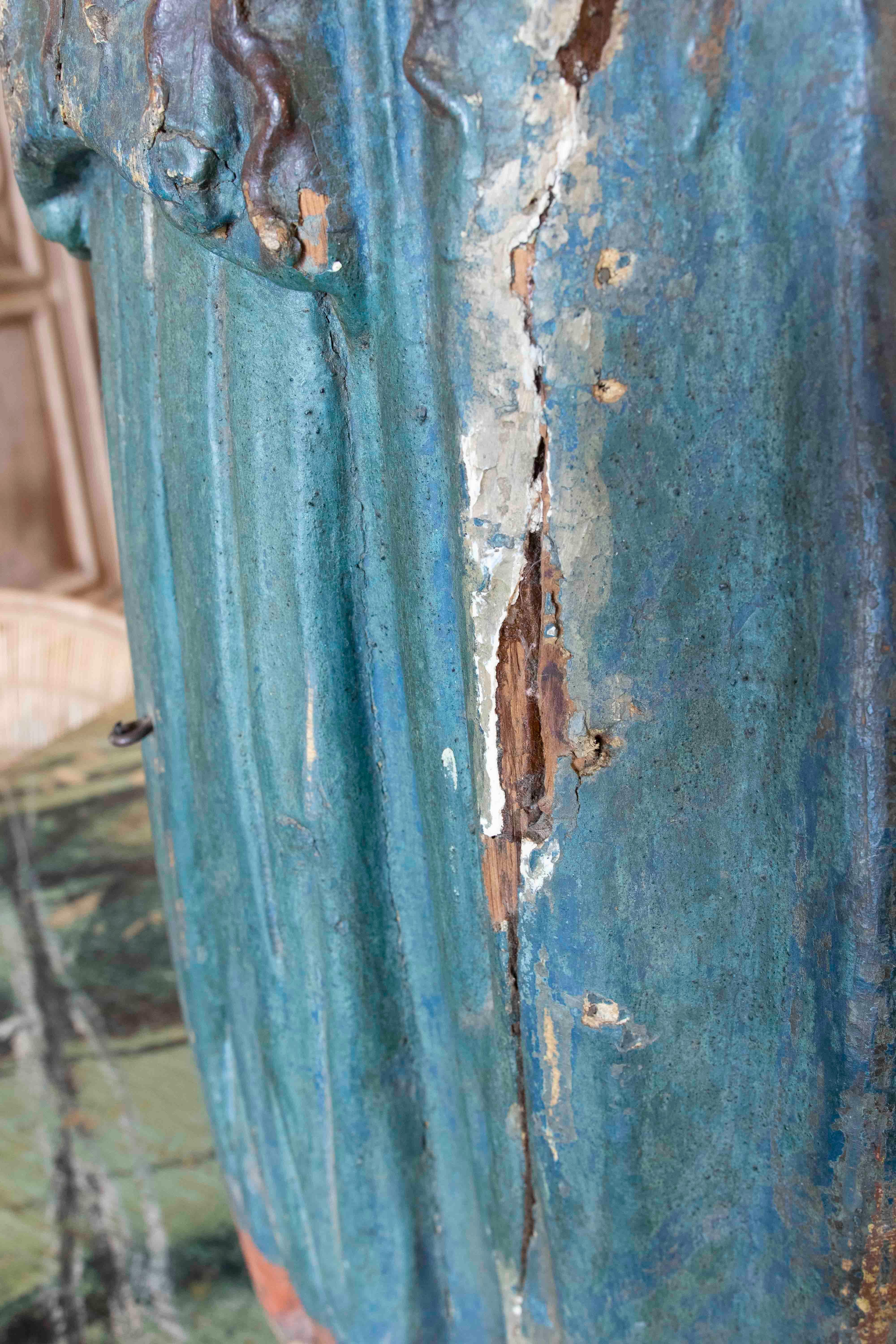 Spanische polychromierte geschnitzte Holzskulptur einer Jungfrau Maria aus dem 17. Jahrhundert  im Angebot 10