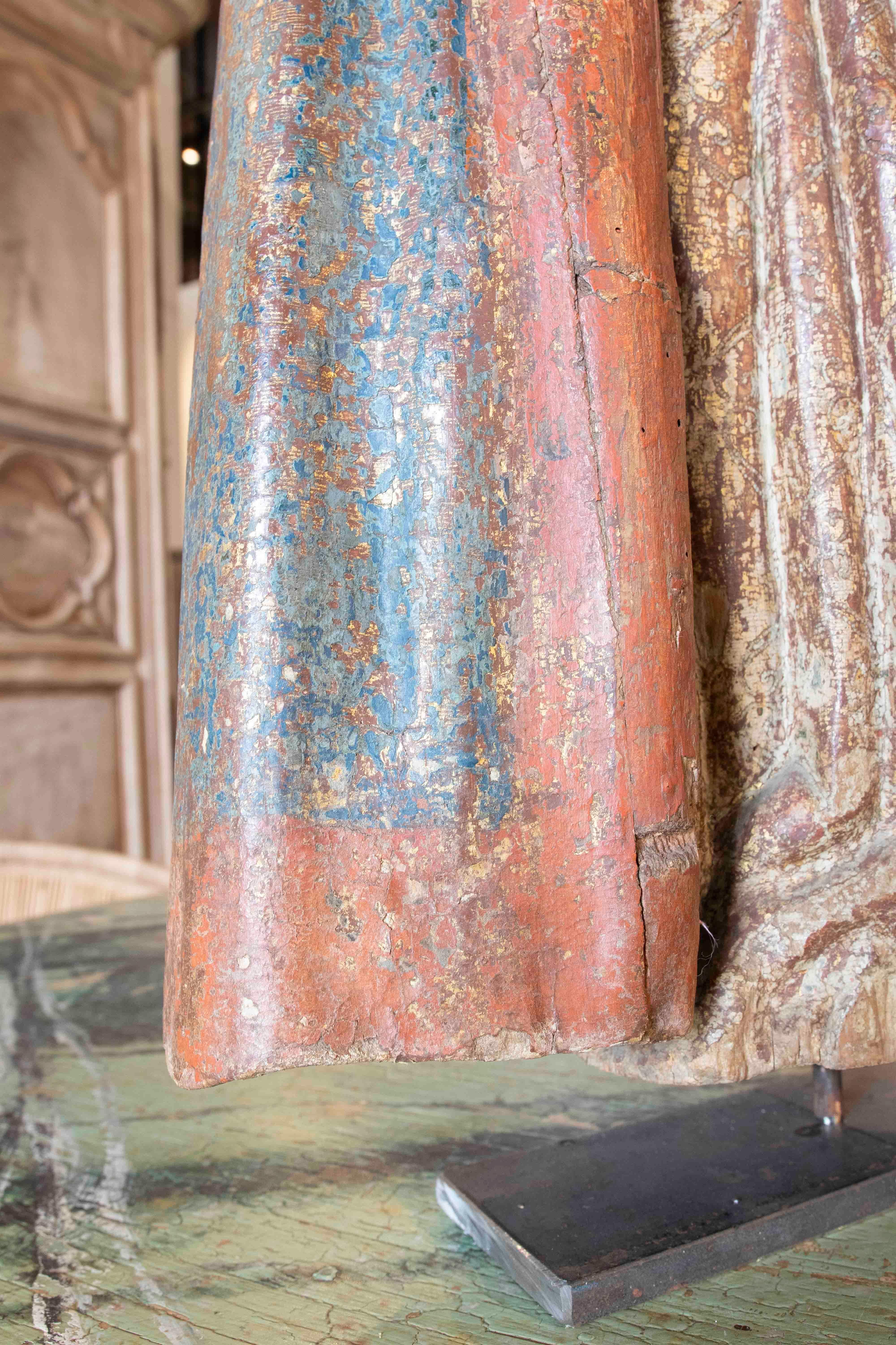 Spanische polychromierte geschnitzte Holzskulptur einer Jungfrau Maria aus dem 17. Jahrhundert  im Angebot 11