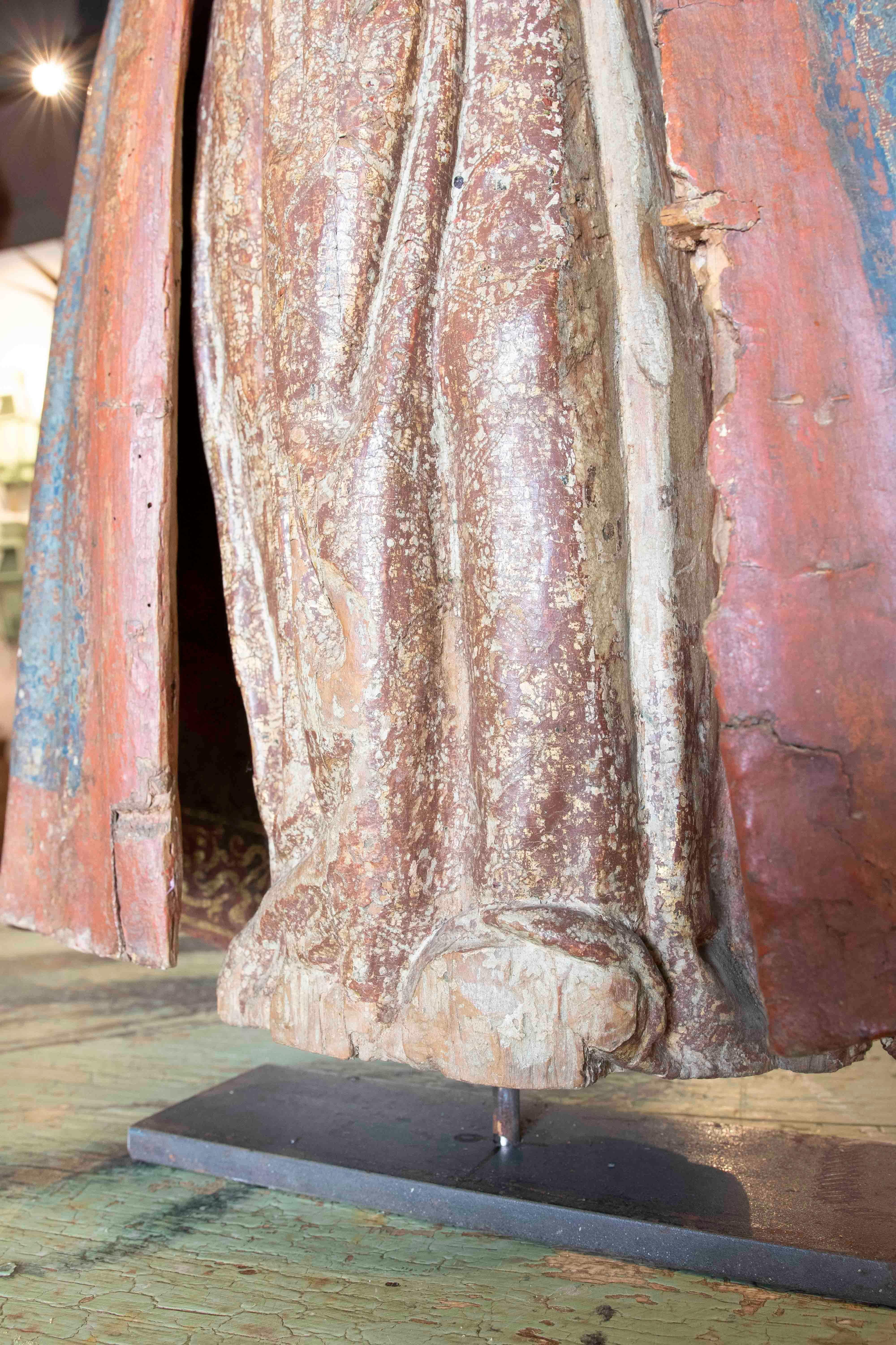 Spanische polychromierte geschnitzte Holzskulptur einer Jungfrau Maria aus dem 17. Jahrhundert  im Angebot 12