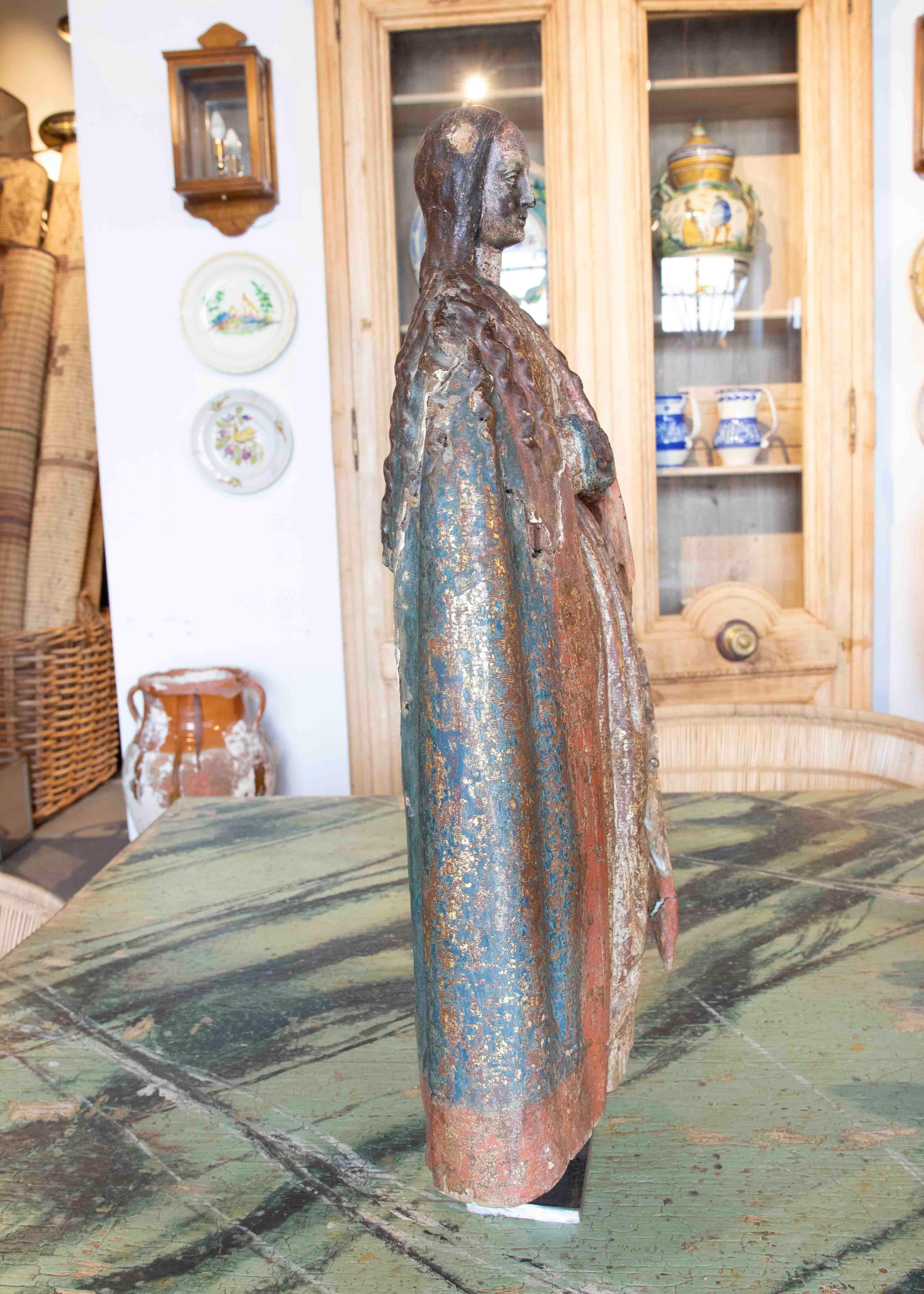 Spanische polychromierte geschnitzte Holzskulptur einer Jungfrau Maria aus dem 17. Jahrhundert  im Zustand „Gut“ im Angebot in Marbella, ES