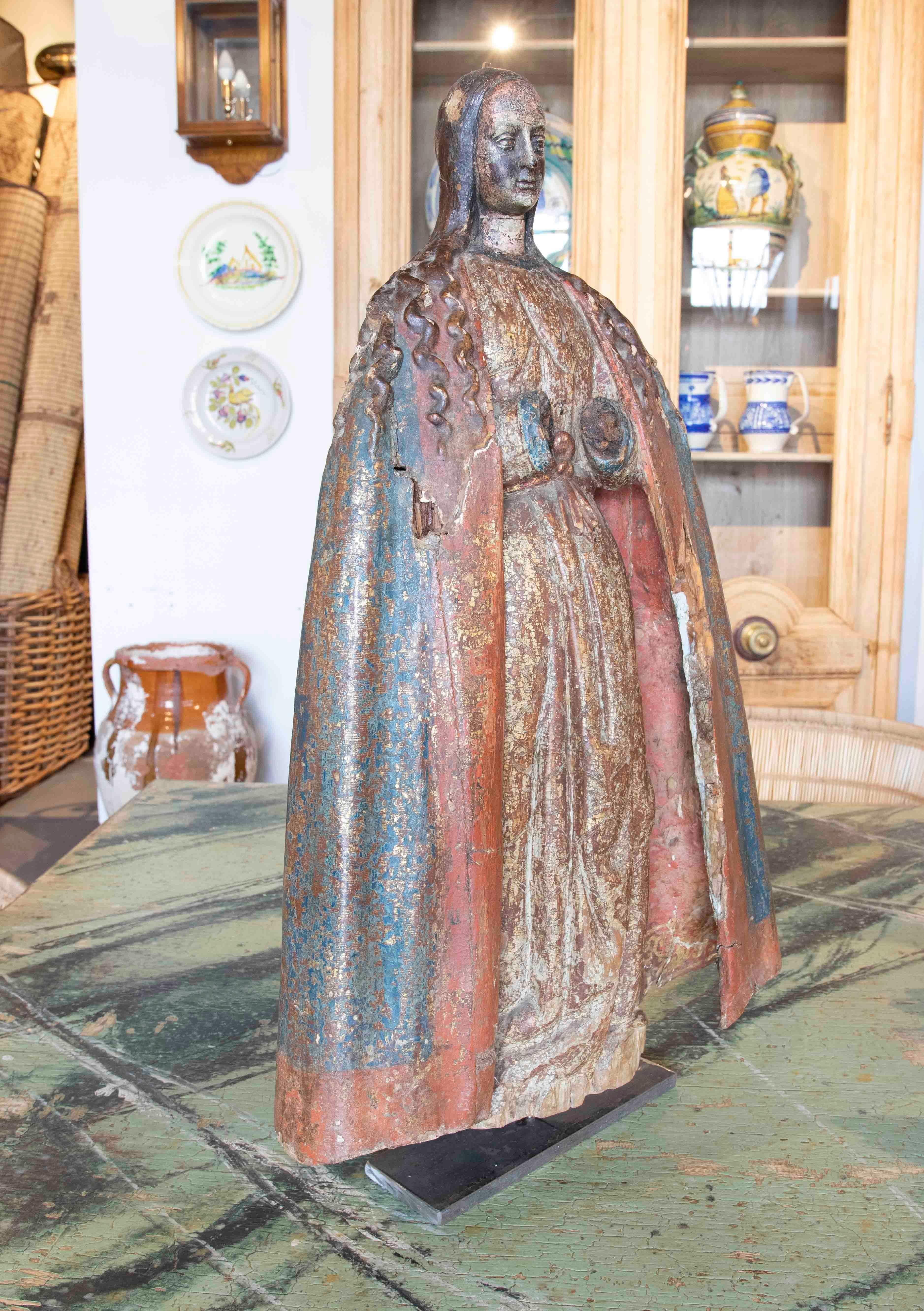 Spanische polychromierte geschnitzte Holzskulptur einer Jungfrau Maria aus dem 17. Jahrhundert  im Angebot 1