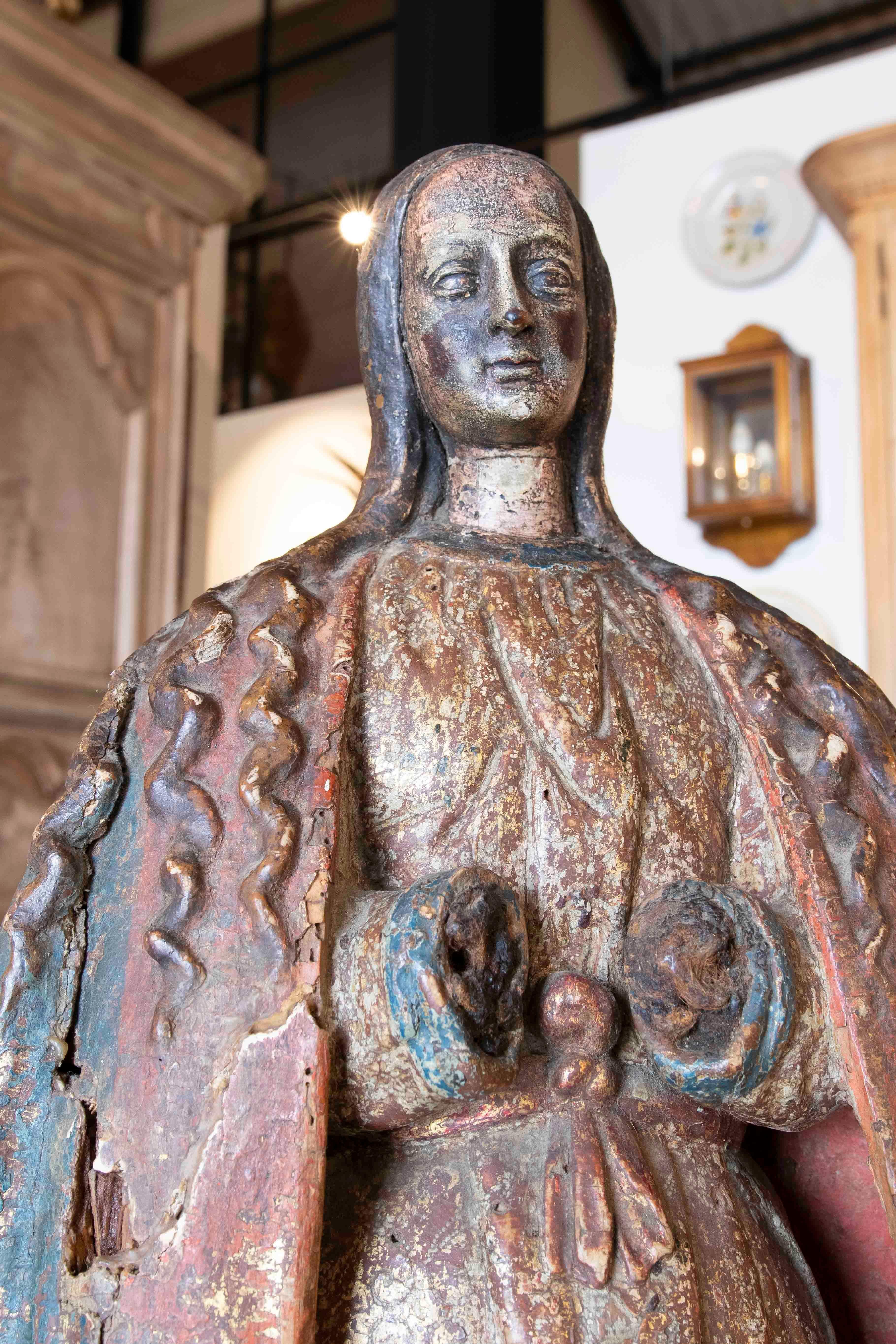 Spanische polychromierte geschnitzte Holzskulptur einer Jungfrau Maria aus dem 17. Jahrhundert  im Angebot 2