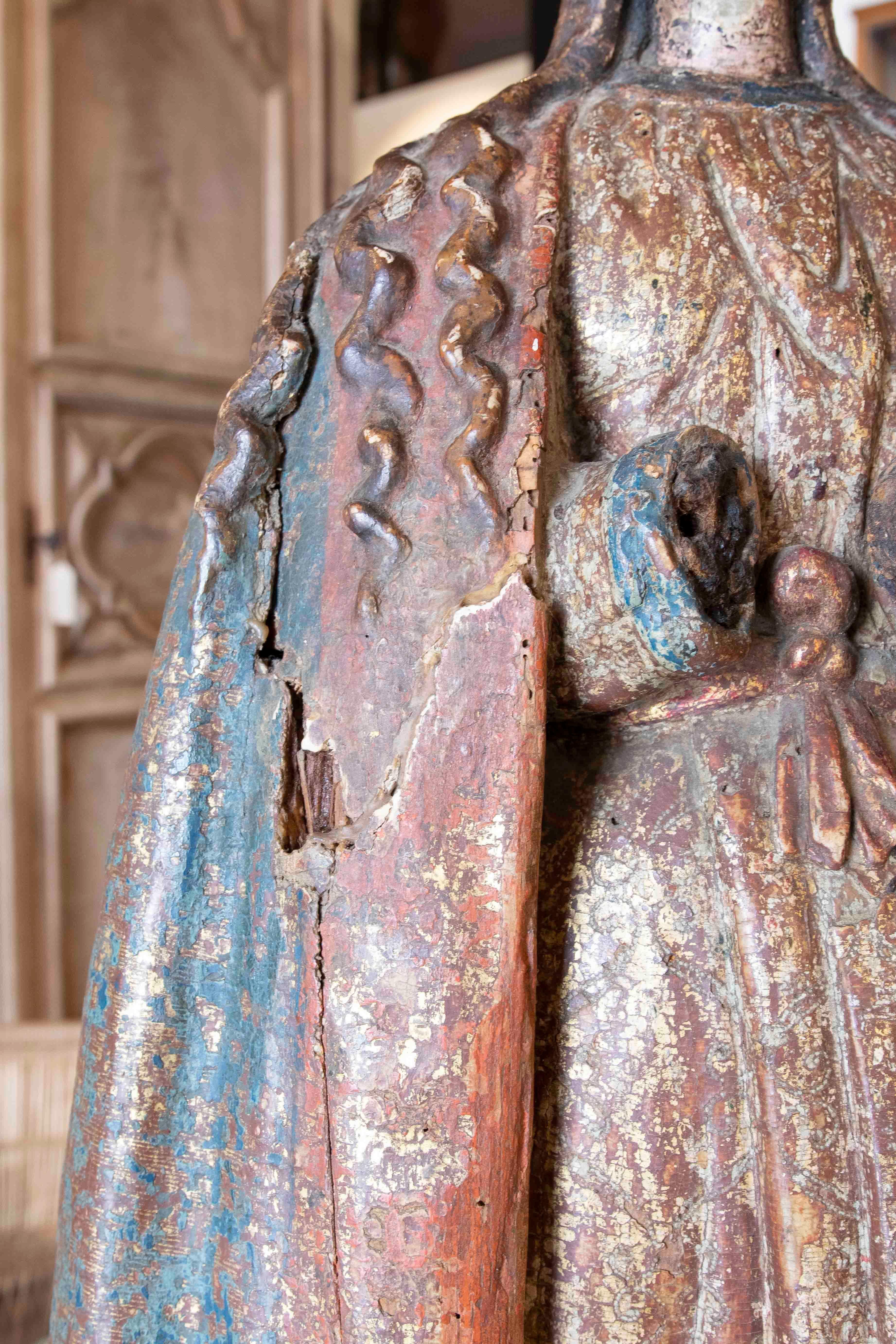 Spanische polychromierte geschnitzte Holzskulptur einer Jungfrau Maria aus dem 17. Jahrhundert  im Angebot 3