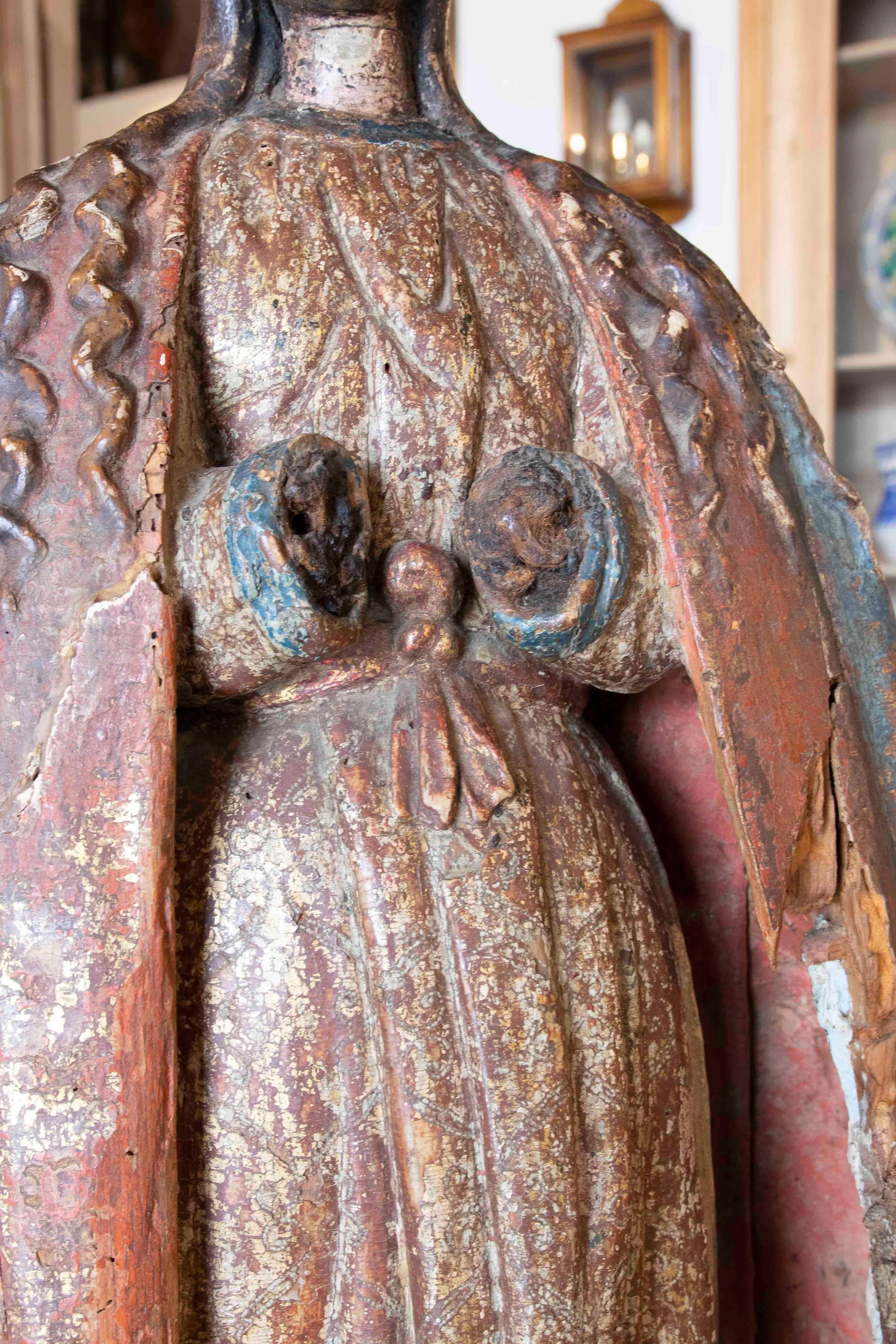 Spanische polychromierte geschnitzte Holzskulptur einer Jungfrau Maria aus dem 17. Jahrhundert  im Angebot 4