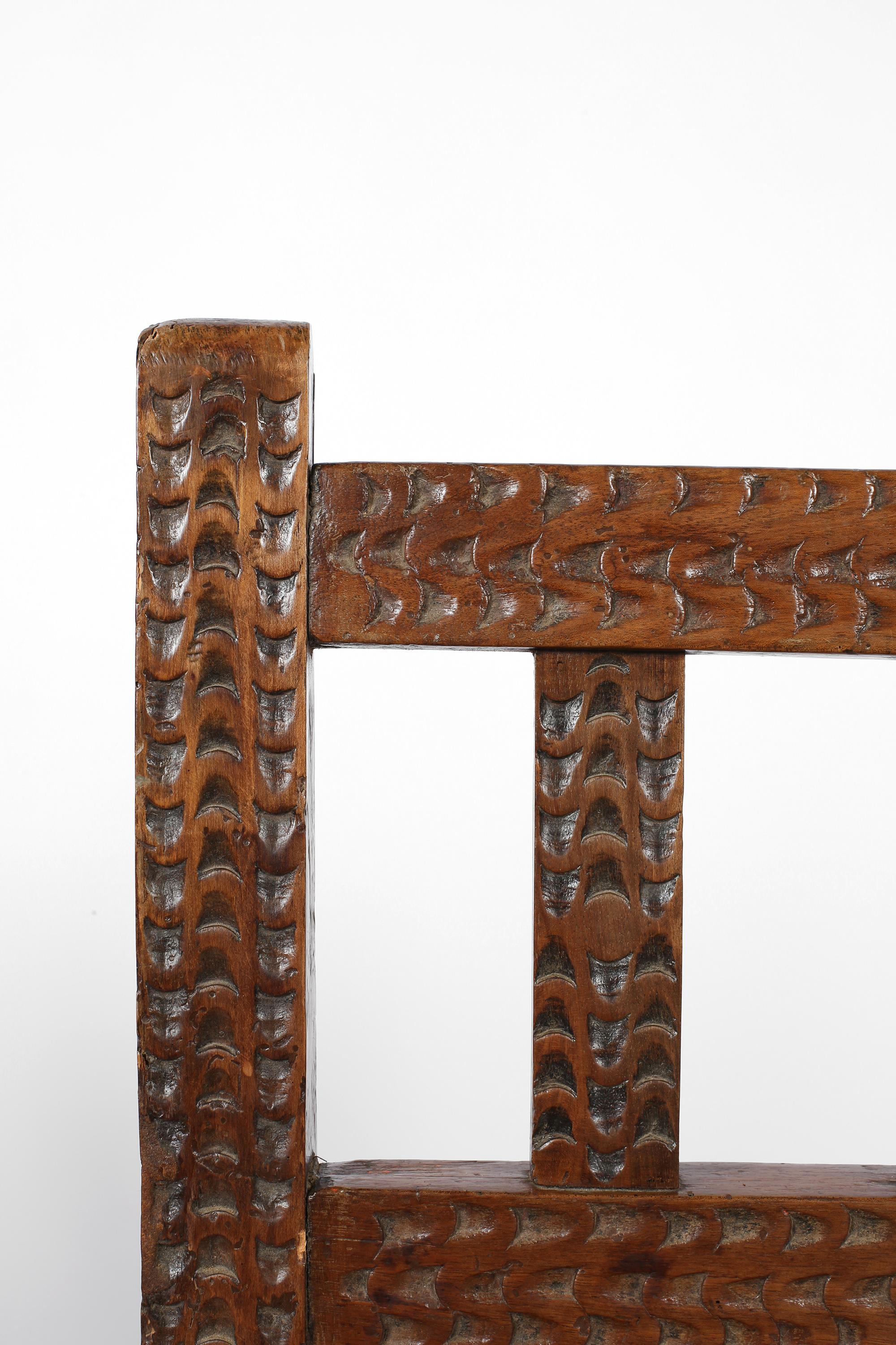 Chaises d'appoint en noyer sculpté de style rustique espagnol du 17e siècle en vente 5