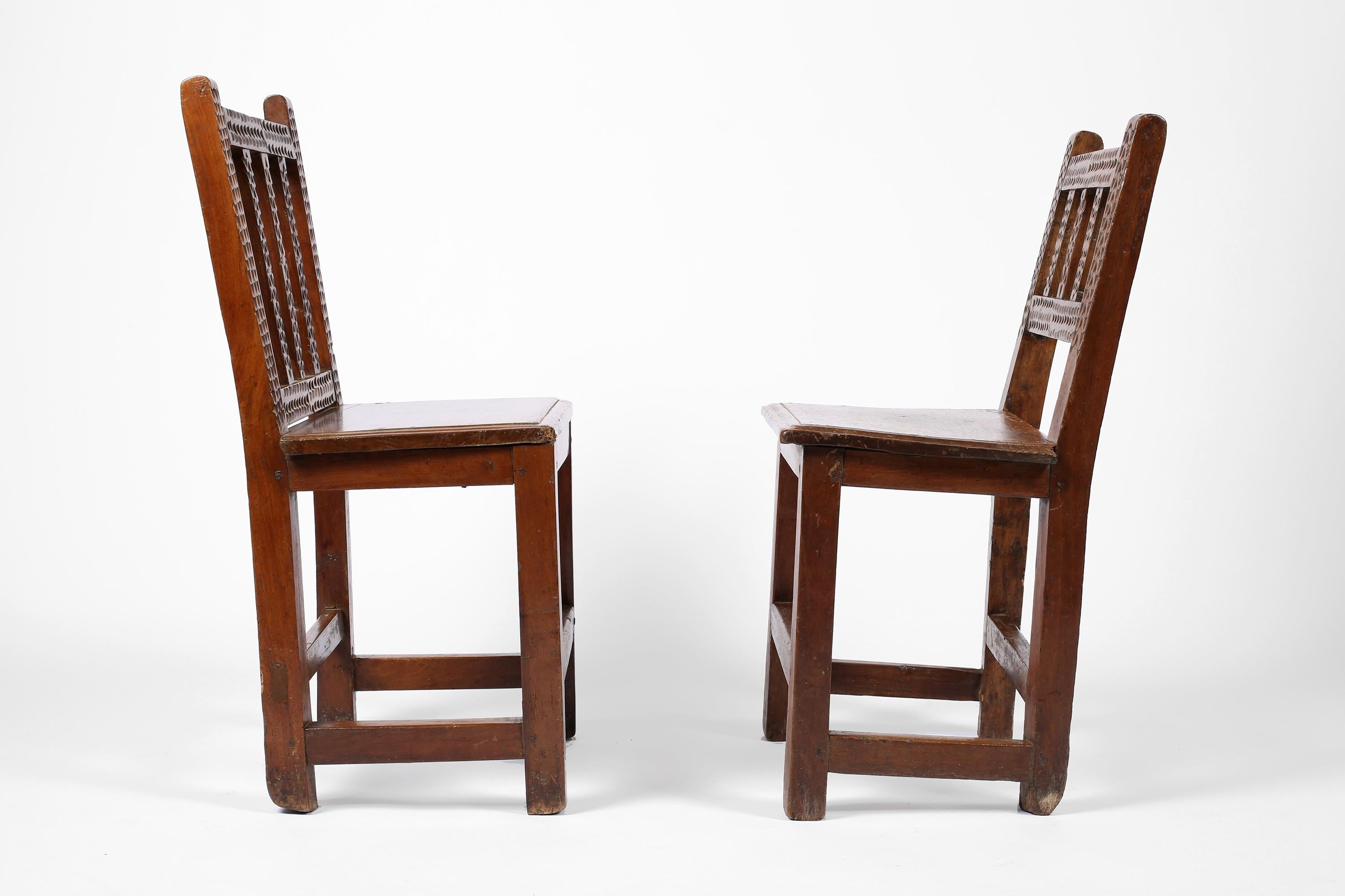 Chaises d'appoint en noyer sculpté de style rustique espagnol du 17e siècle en vente 6