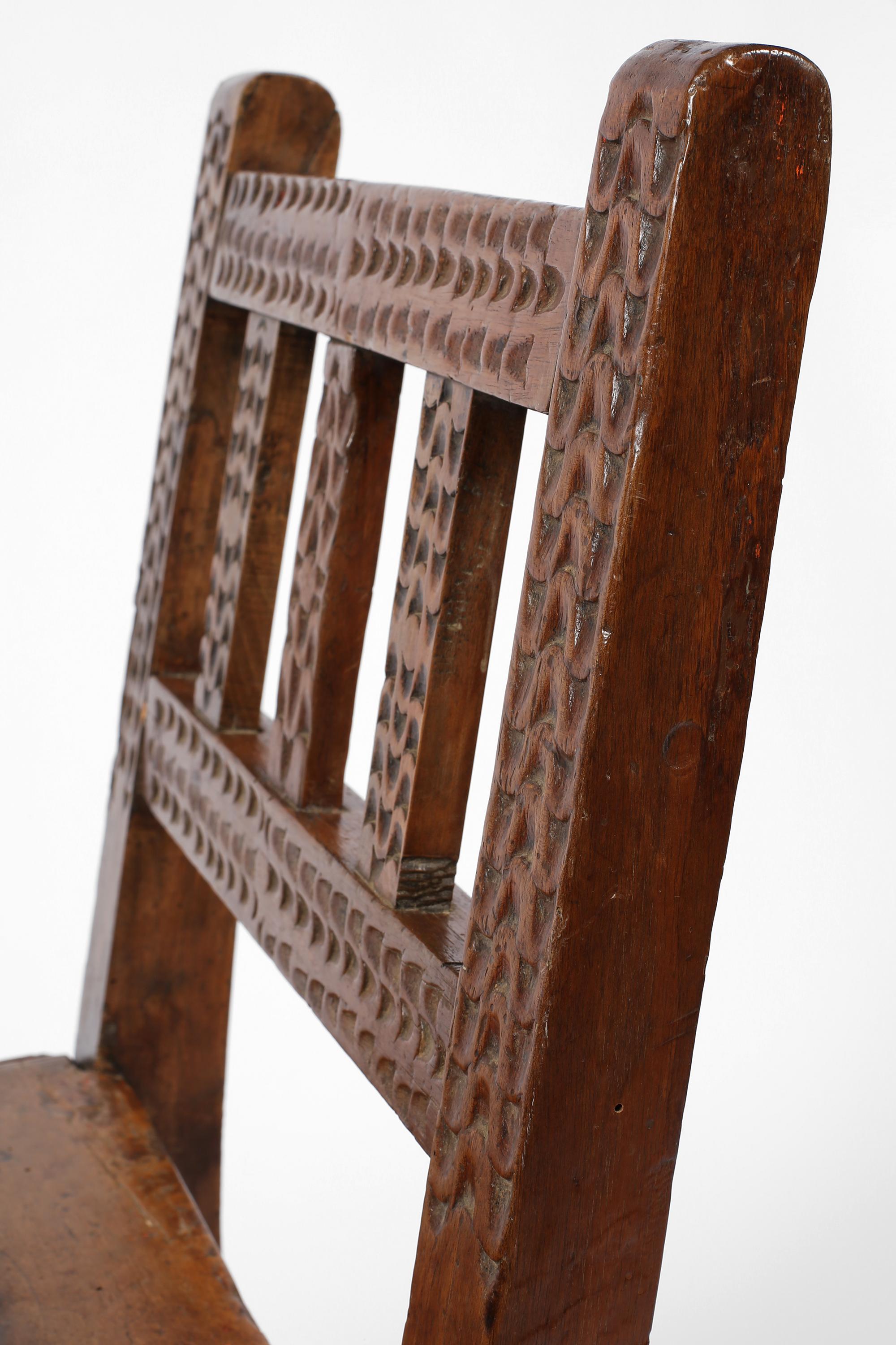 Chaises d'appoint en noyer sculpté de style rustique espagnol du 17e siècle en vente 8