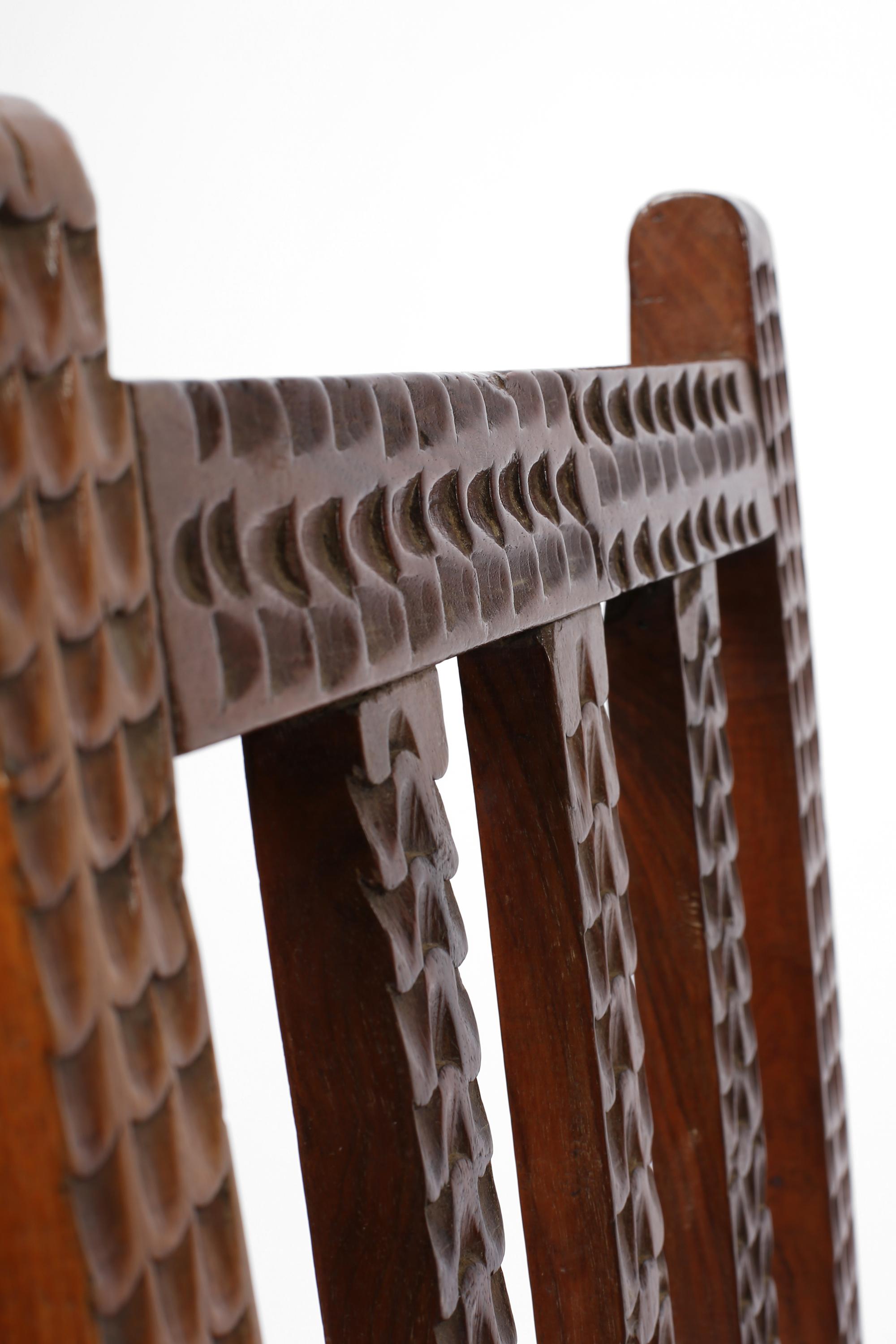 Chaises d'appoint en noyer sculpté de style rustique espagnol du 17e siècle en vente 9