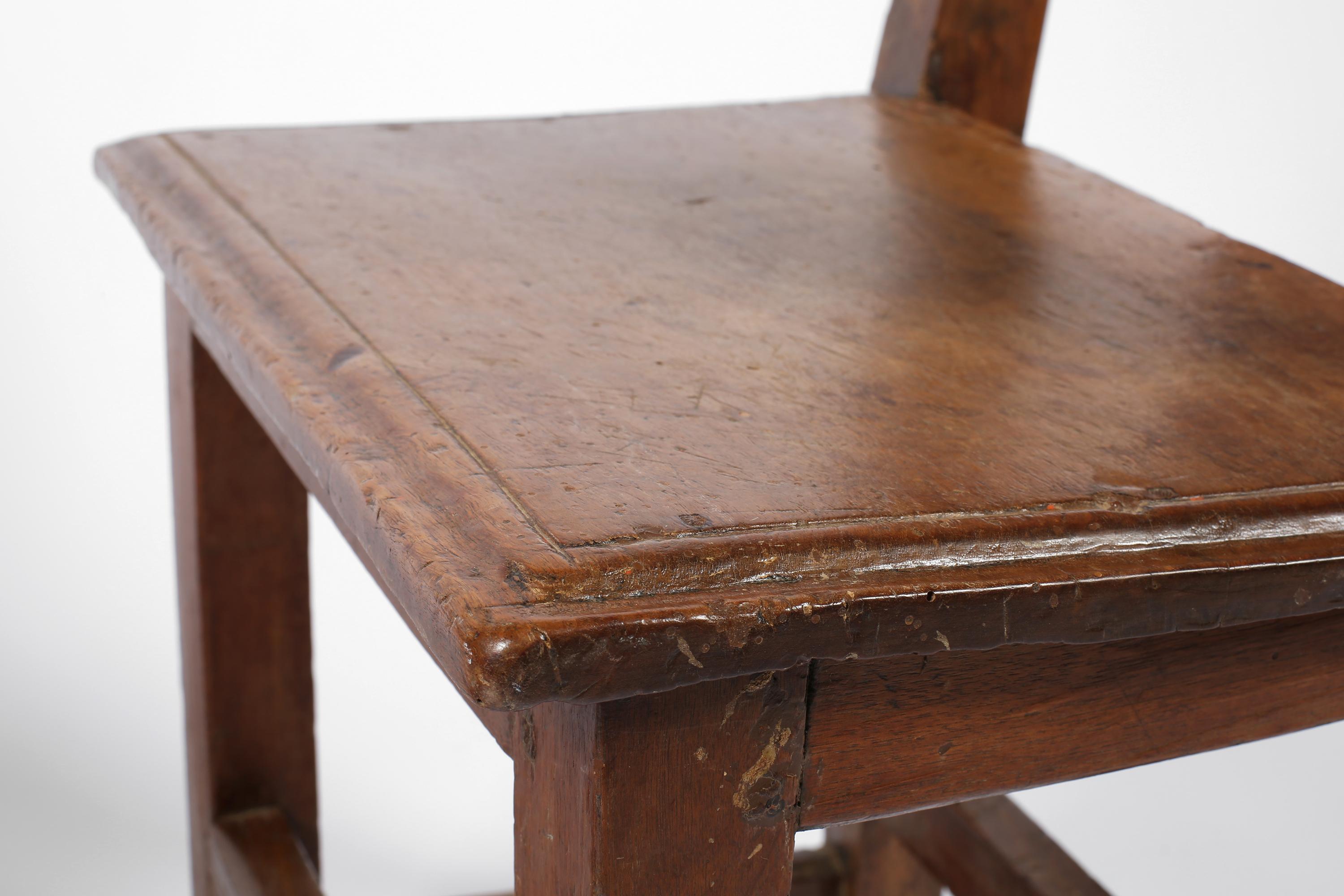 Chaises d'appoint en noyer sculpté de style rustique espagnol du 17e siècle en vente 10