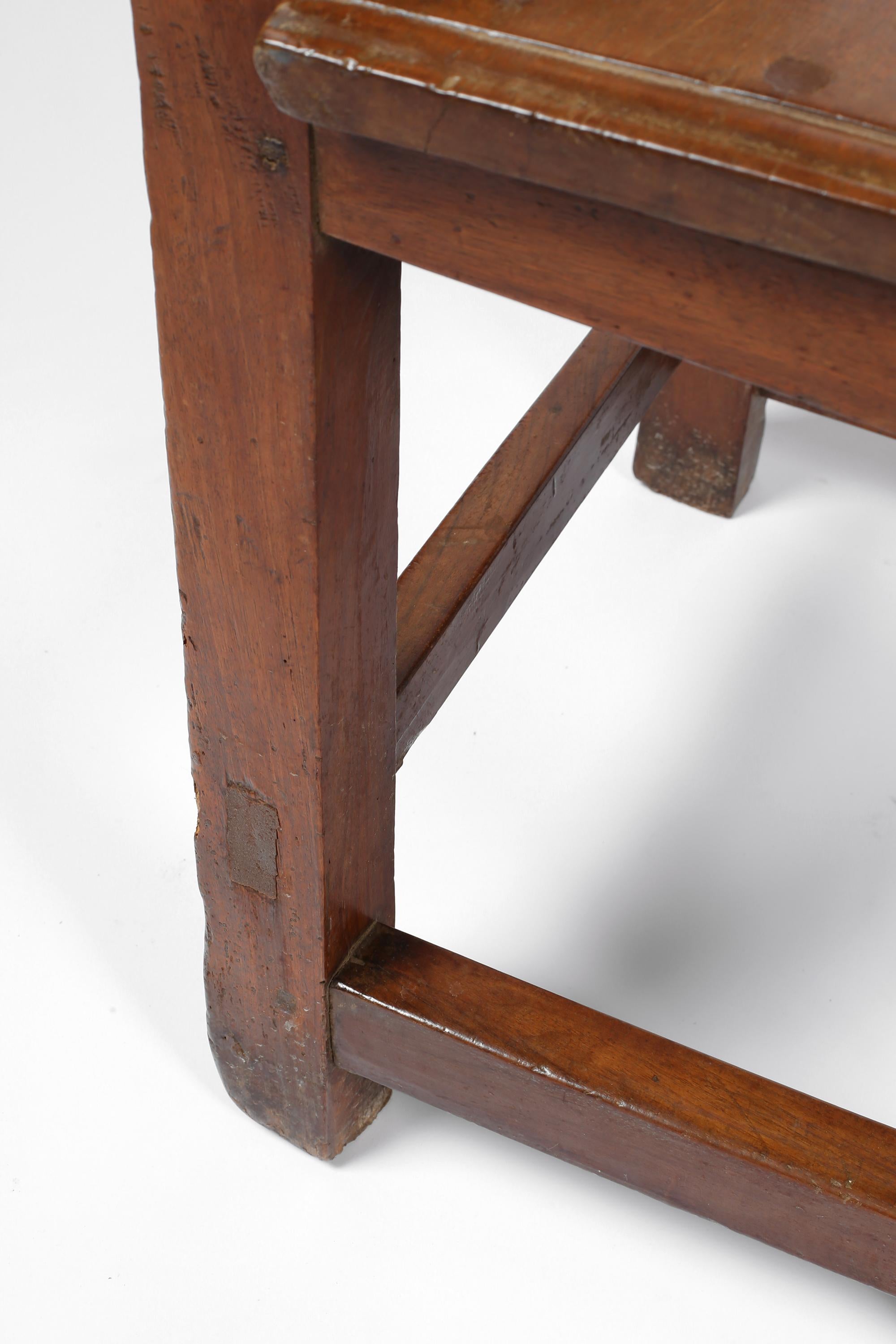 Chaises d'appoint en noyer sculpté de style rustique espagnol du 17e siècle en vente 11
