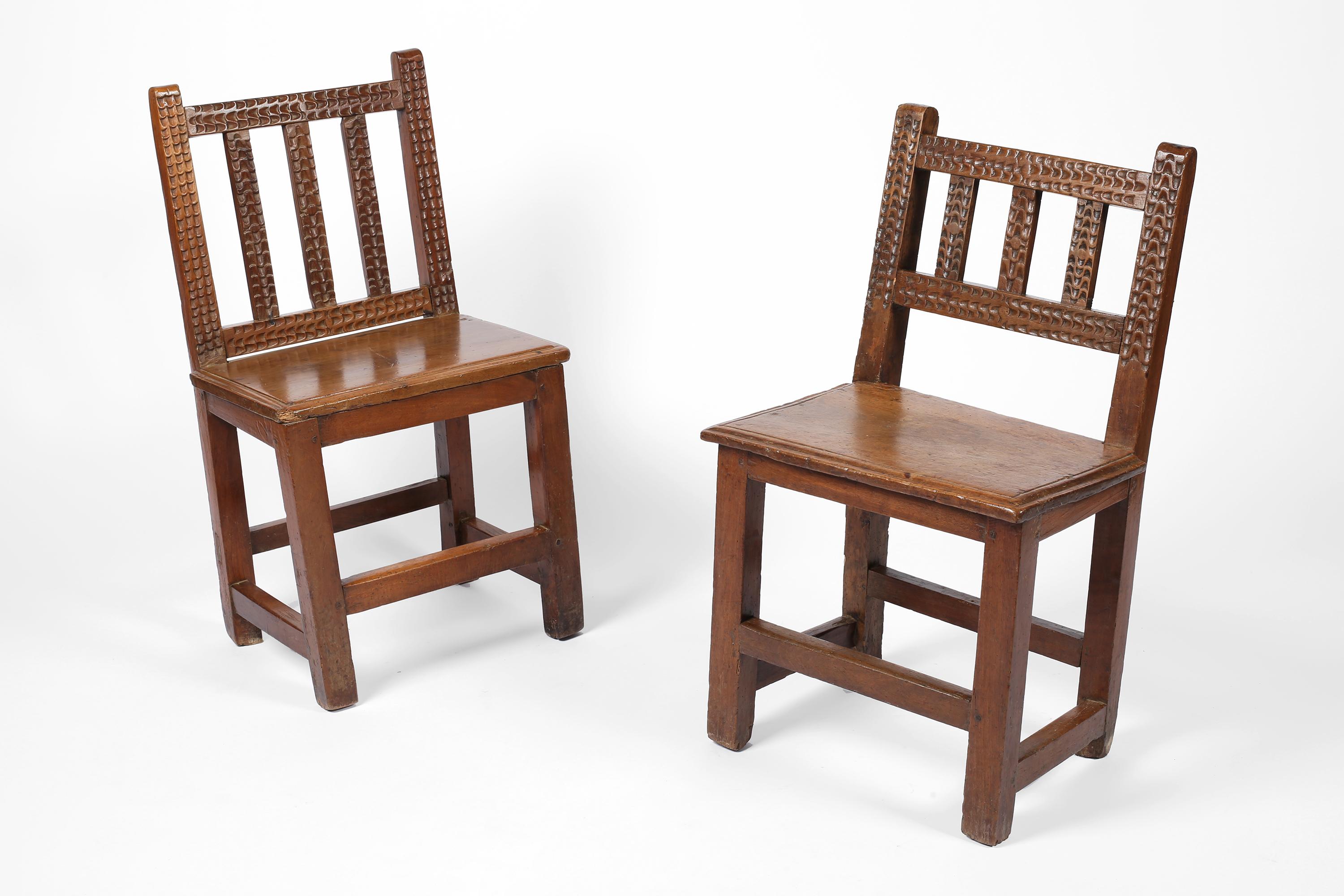 Une paire de charmantes chaises rustiques du 17e siècle en noyer sculpté. De forme simple avec des dossiers à lattes variables, tous deux ornés de détails typiques sculptés dans la masse. Espagnol, C.I.C.

W49 x D44 x H82-85.5 cm

Hauteur du siège