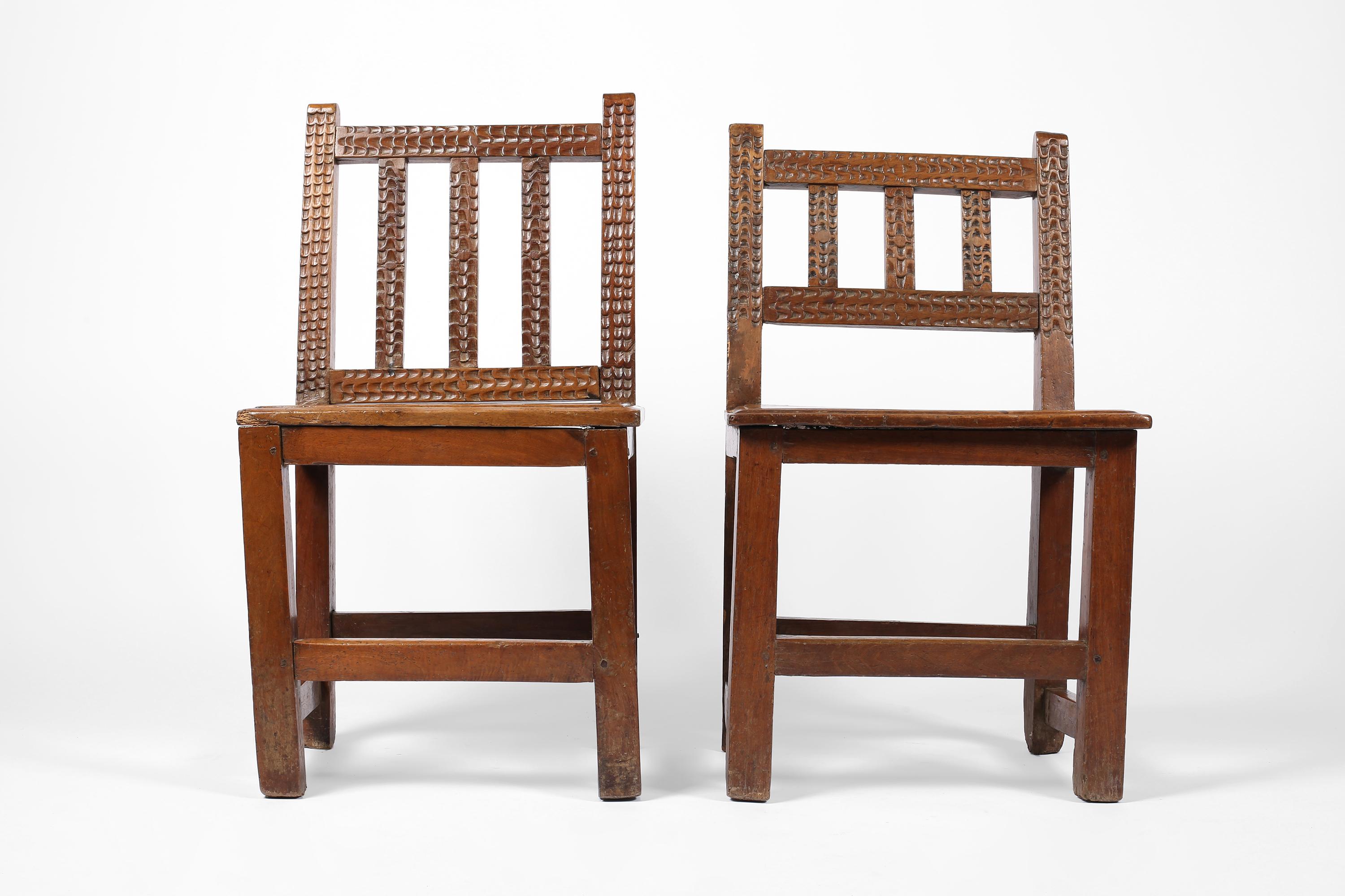 Espagnol Chaises d'appoint en noyer sculpté de style rustique espagnol du 17e siècle en vente