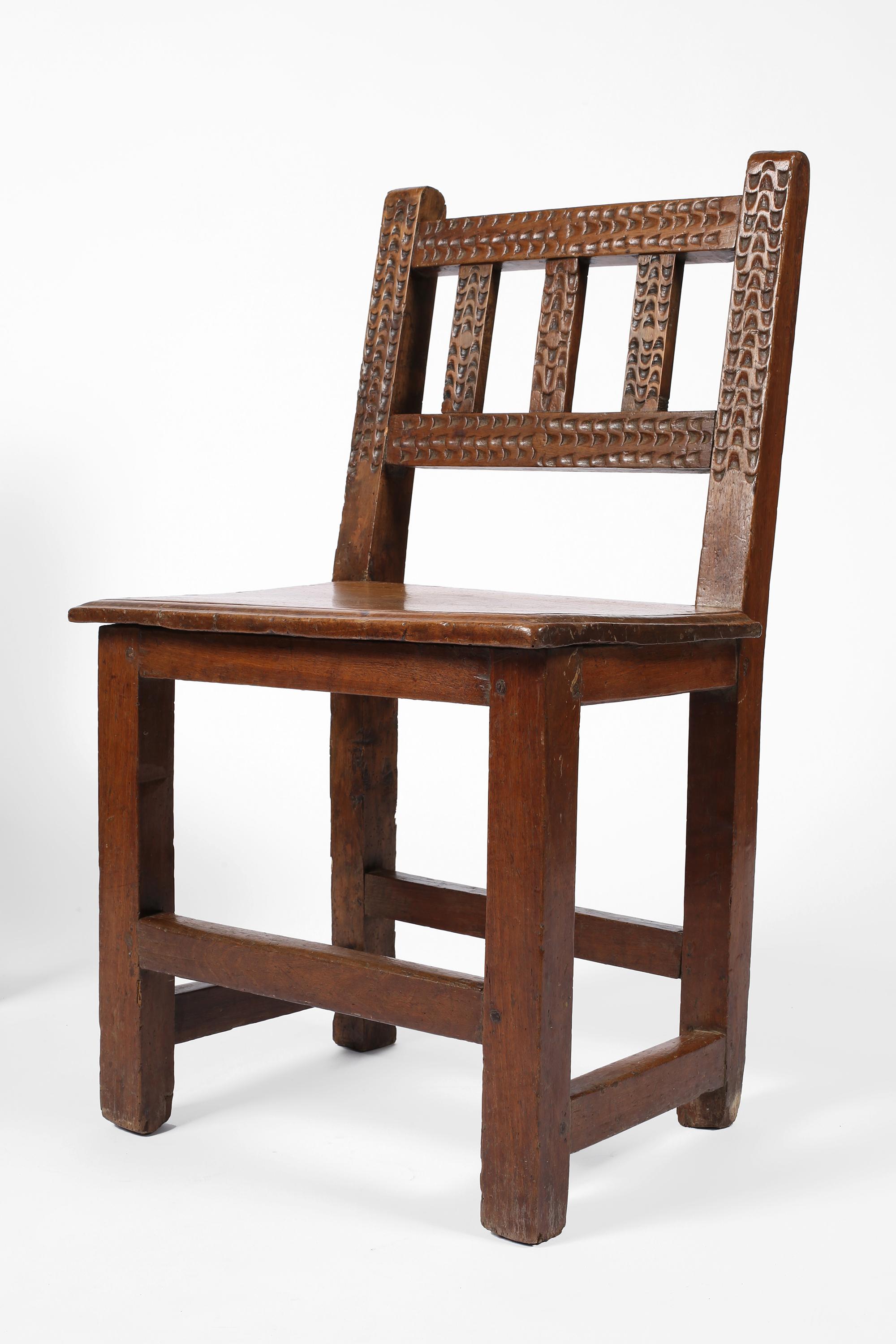 Chaises d'appoint en noyer sculpté de style rustique espagnol du 17e siècle Bon état - En vente à London, GB