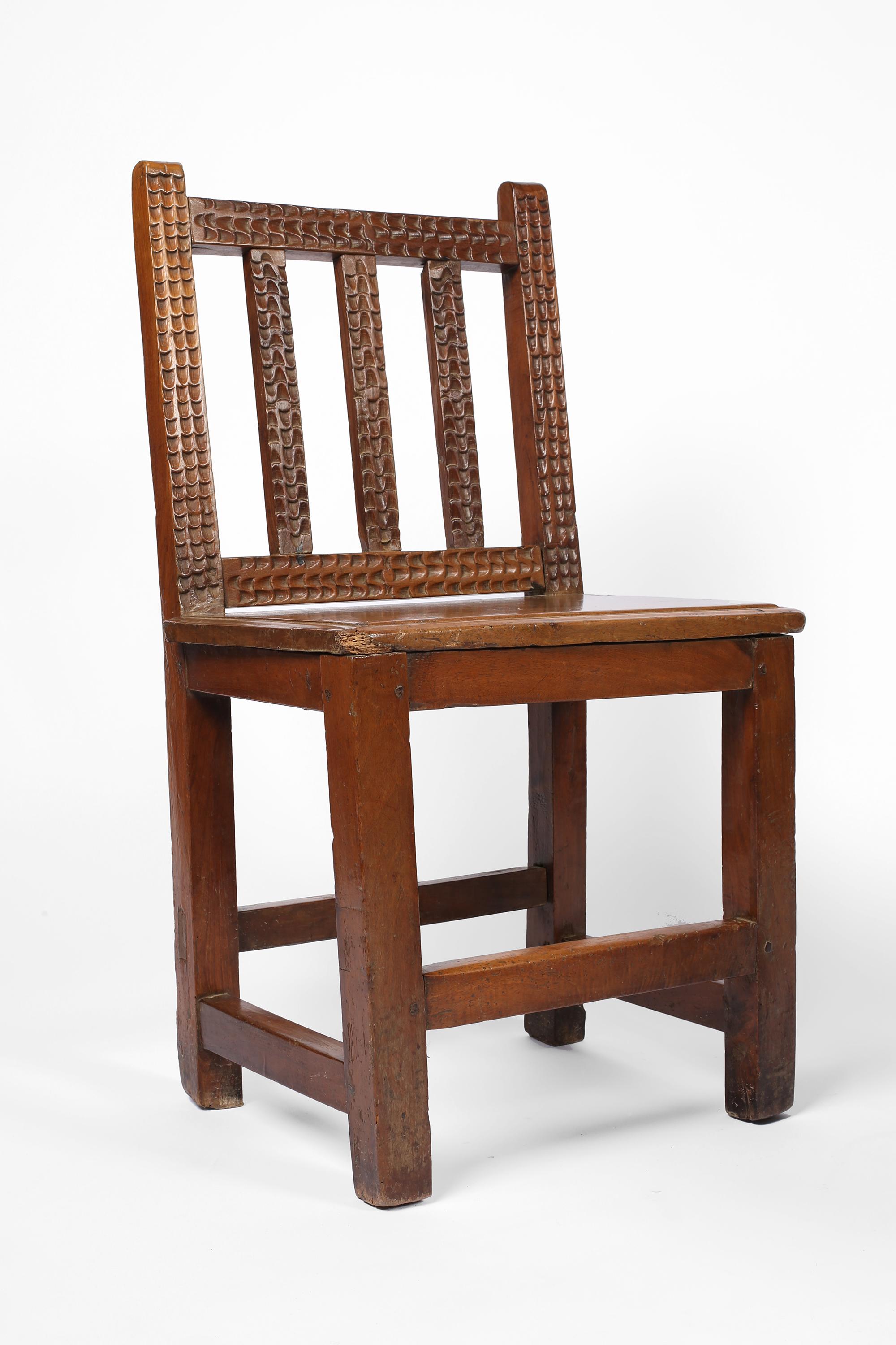 XVIIIe siècle et antérieur Chaises d'appoint en noyer sculpté de style rustique espagnol du 17e siècle en vente