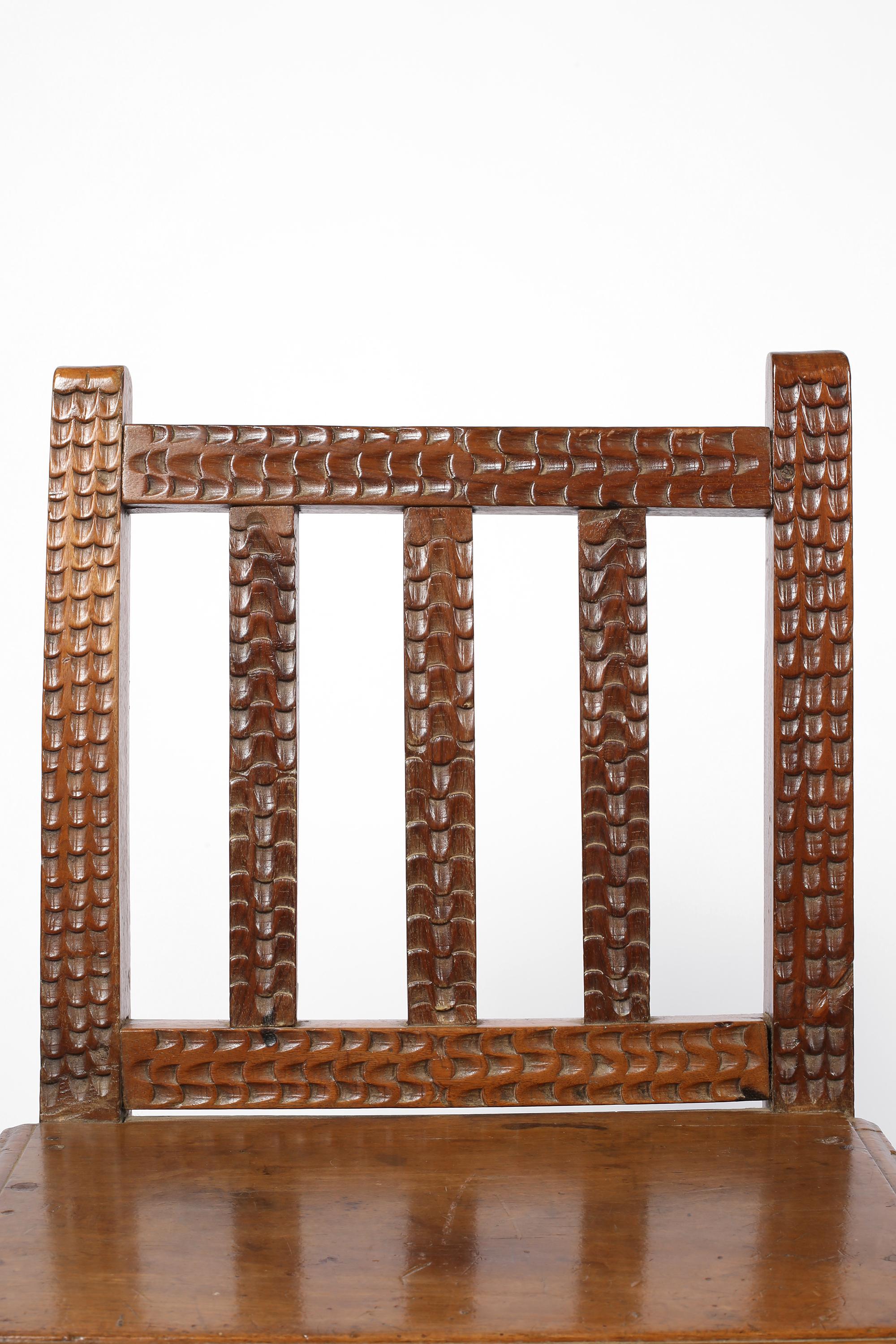 Noyer Chaises d'appoint en noyer sculpté de style rustique espagnol du 17e siècle en vente
