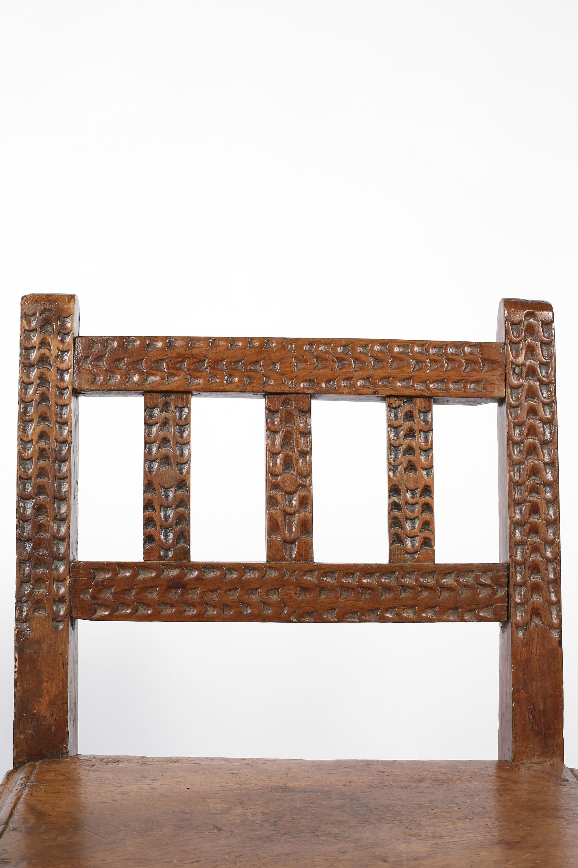 Chaises d'appoint en noyer sculpté de style rustique espagnol du 17e siècle en vente 1