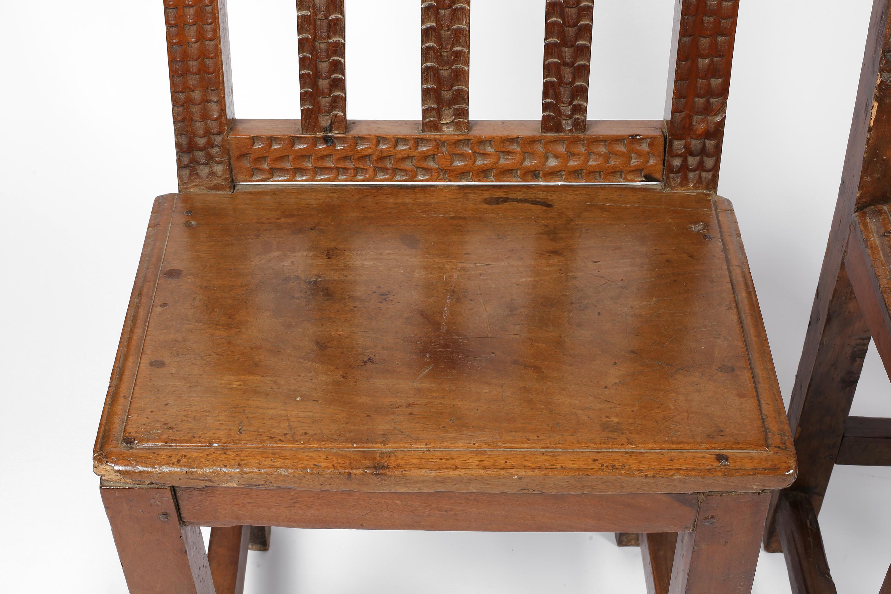 Chaises d'appoint en noyer sculpté de style rustique espagnol du 17e siècle en vente 2