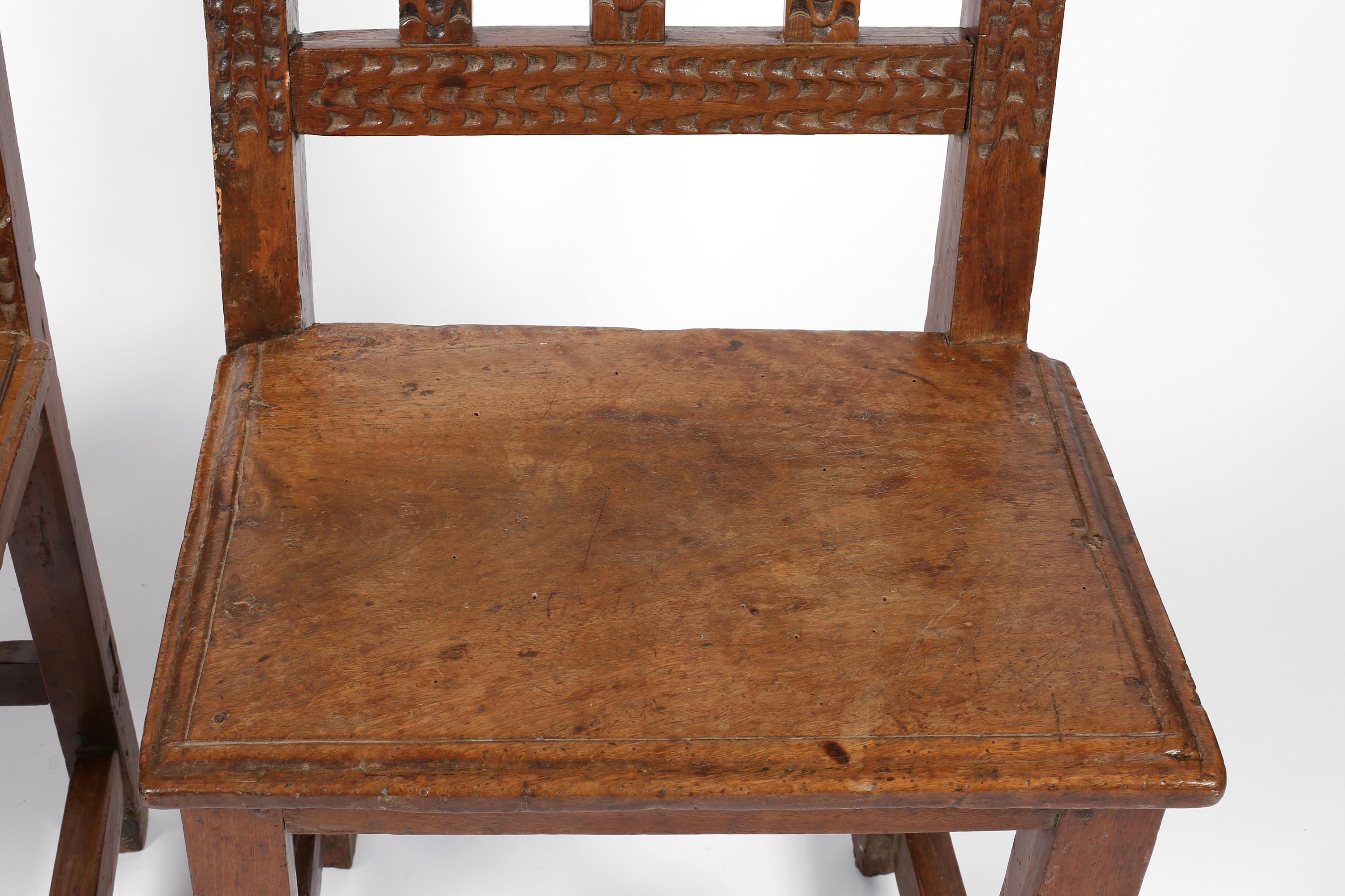 Chaises d'appoint en noyer sculpté de style rustique espagnol du 17e siècle en vente 3