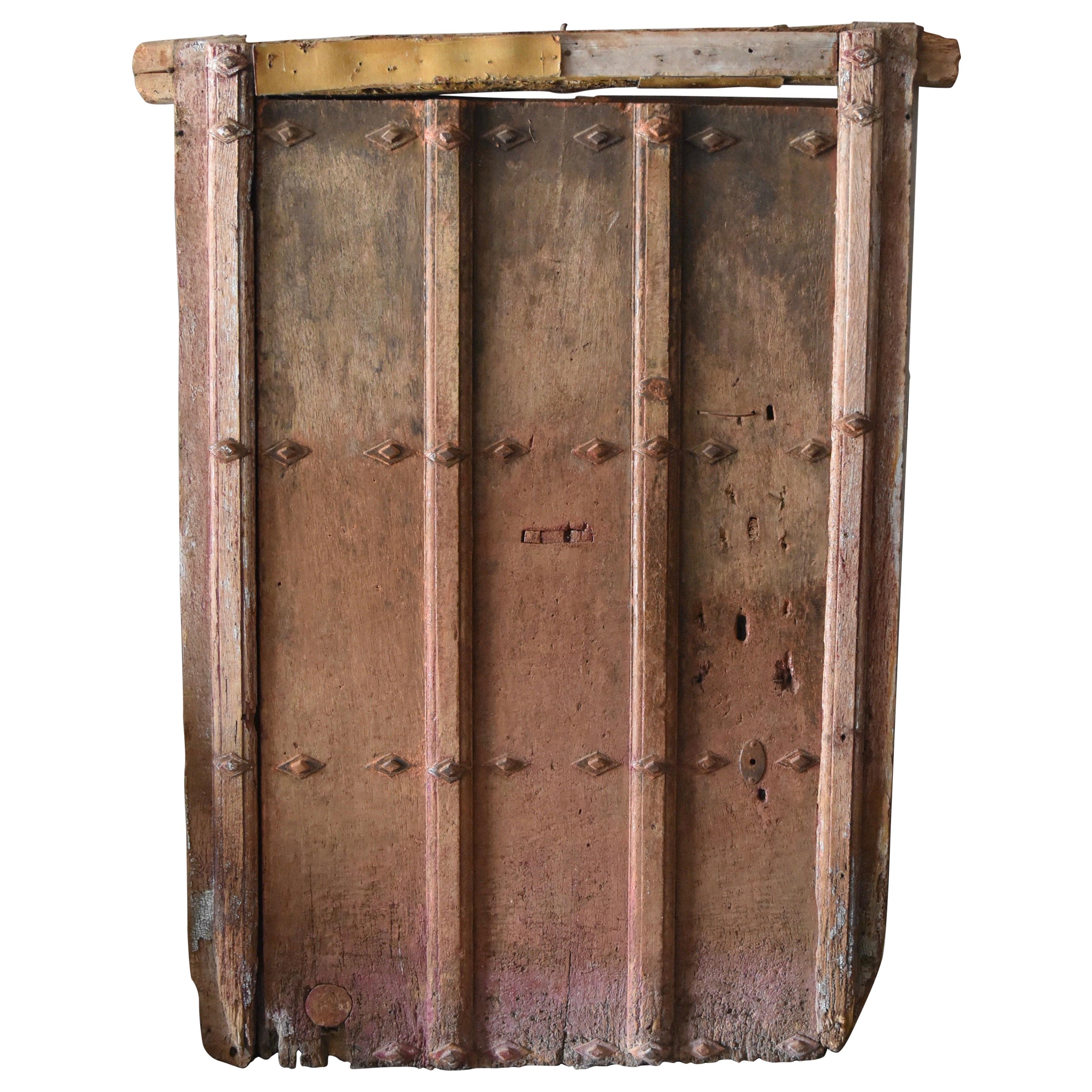 Porta rustica spagnola del 17° secolo con ferro originale incastonato e vernice originale