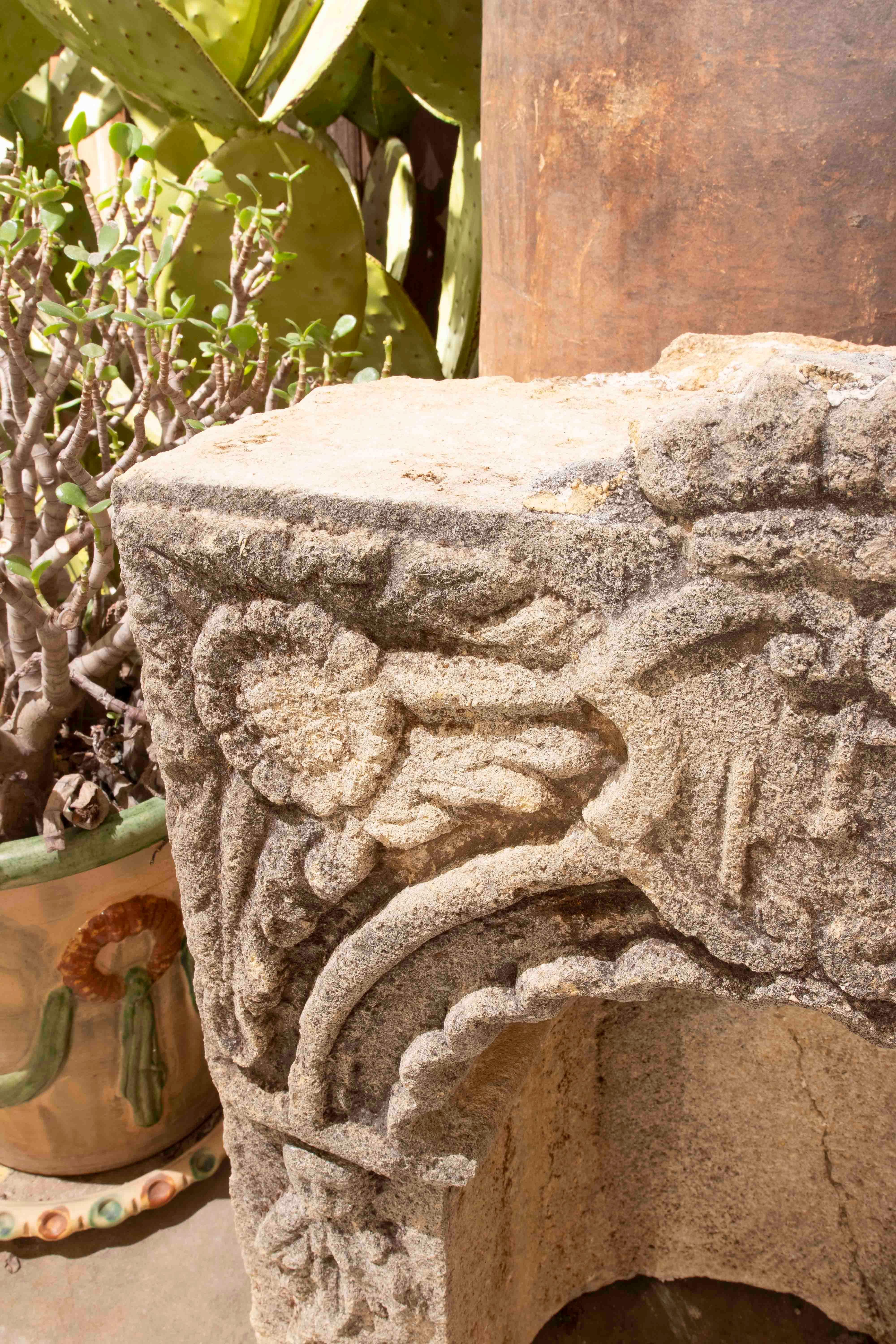 17th Century Spanish Sandstone Niche Hand-Carved with Flowers For Sale 1