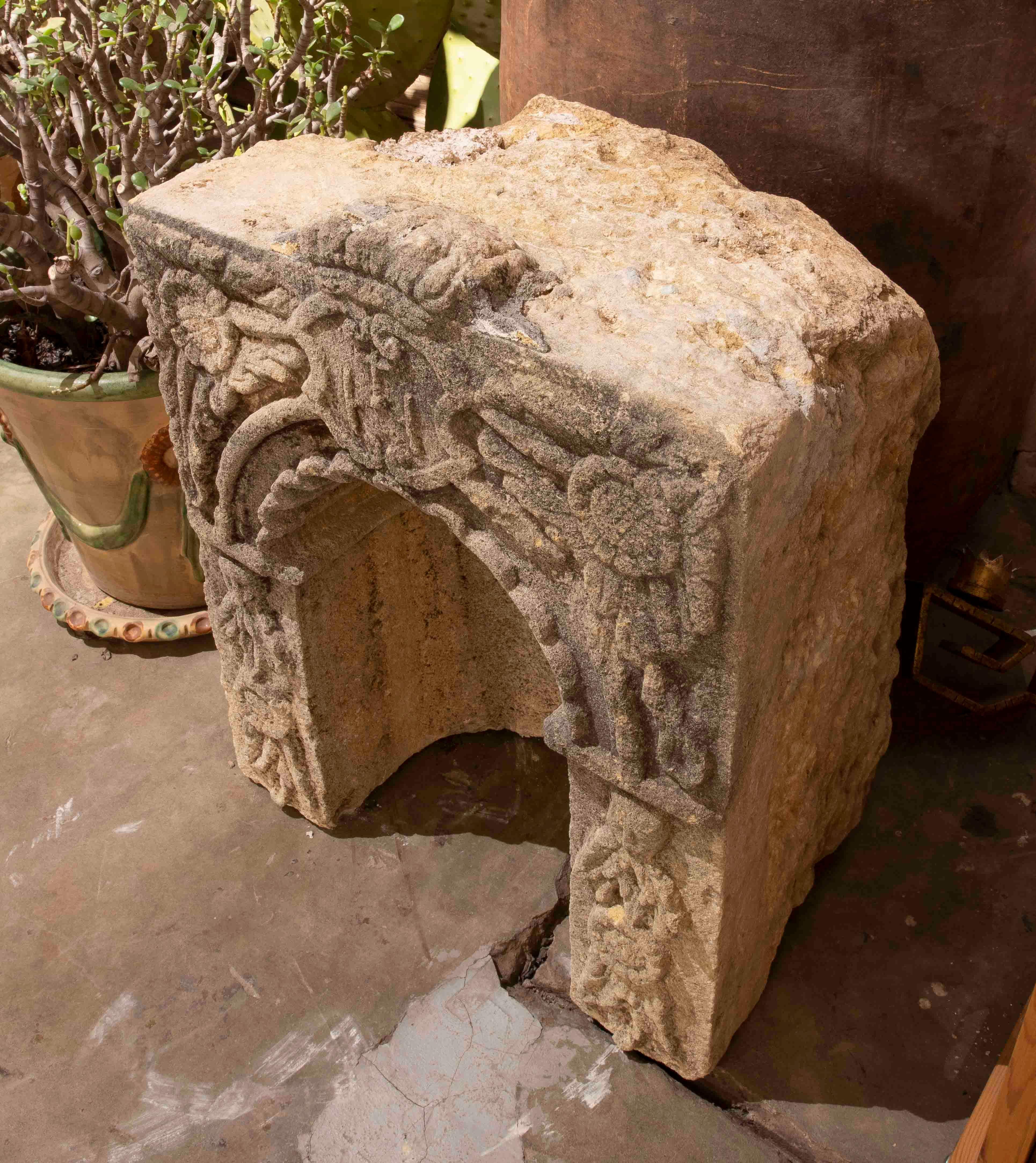 17th Century Spanish Sandstone Niche Hand-Carved with Flowers For Sale 3