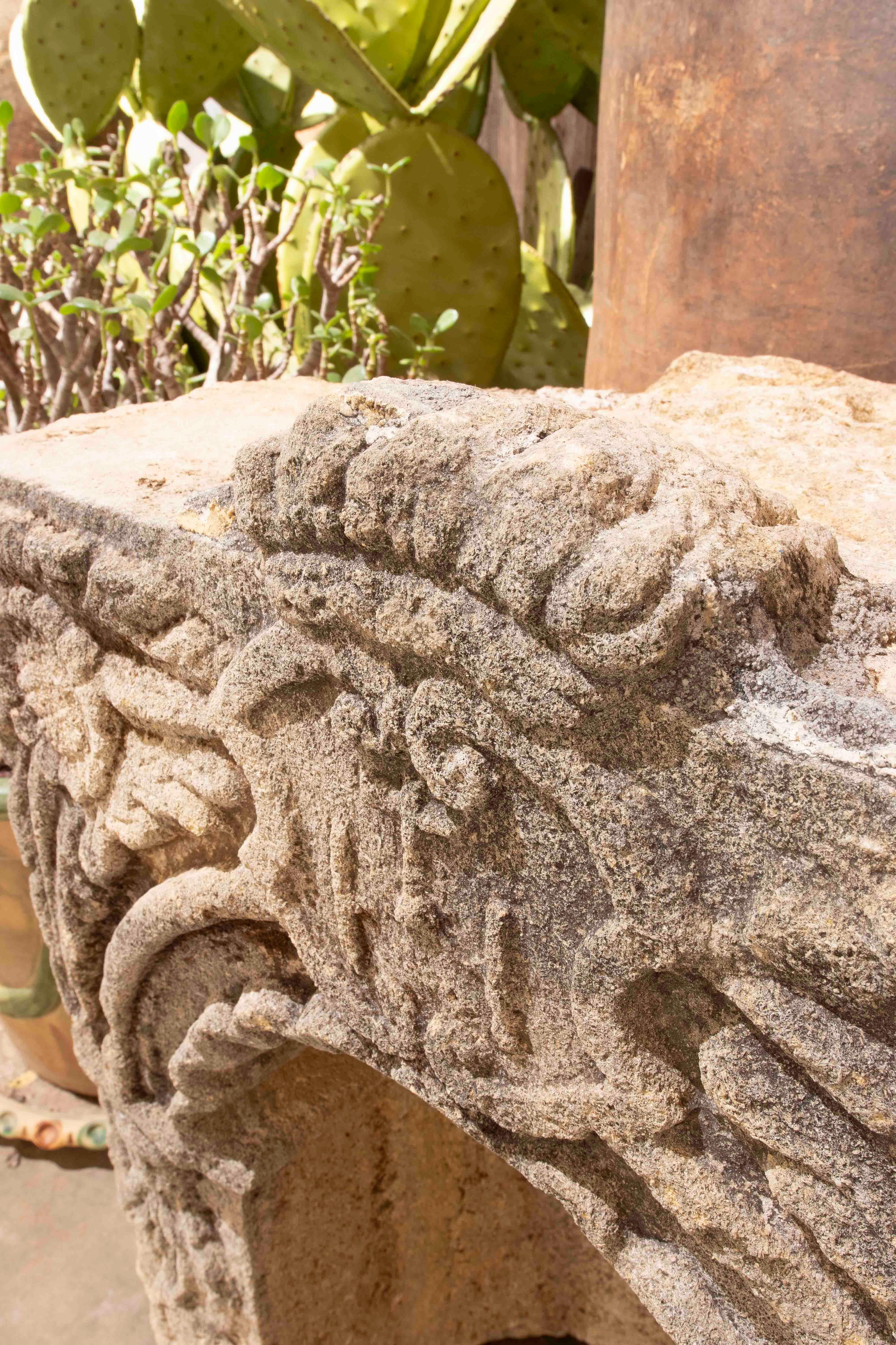Pietra Nicchia in pietra arenaria spagnola del XVII secolo intagliata a mano con fiori