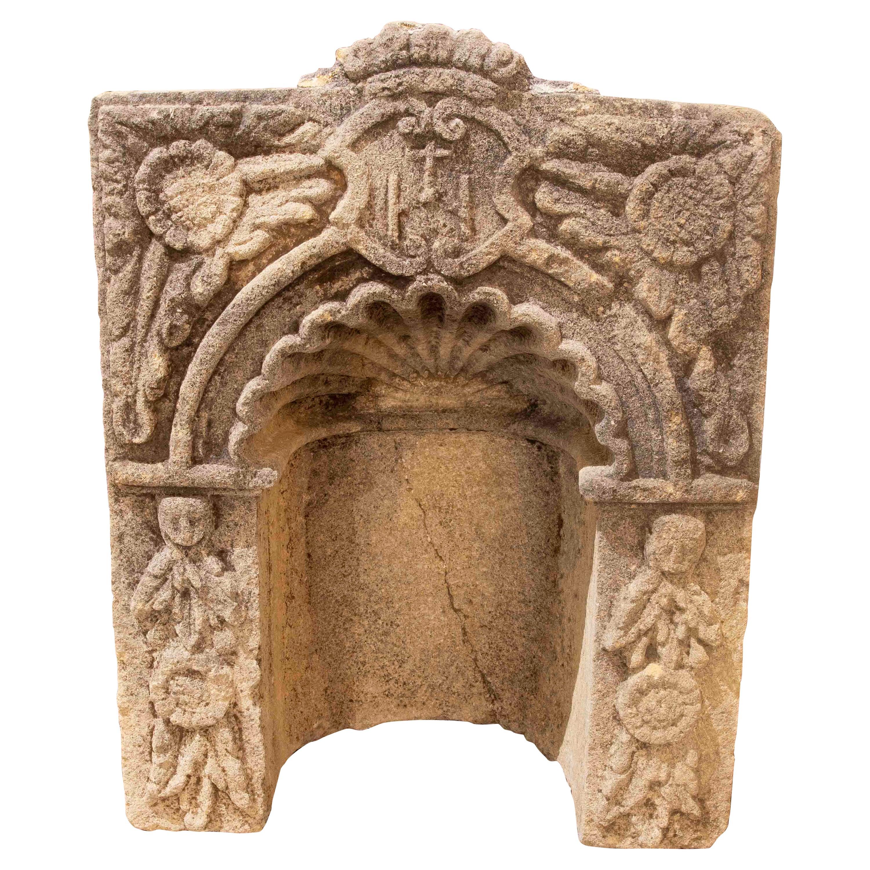 Nicchia in pietra arenaria spagnola del XVII secolo intagliata a mano con fiori