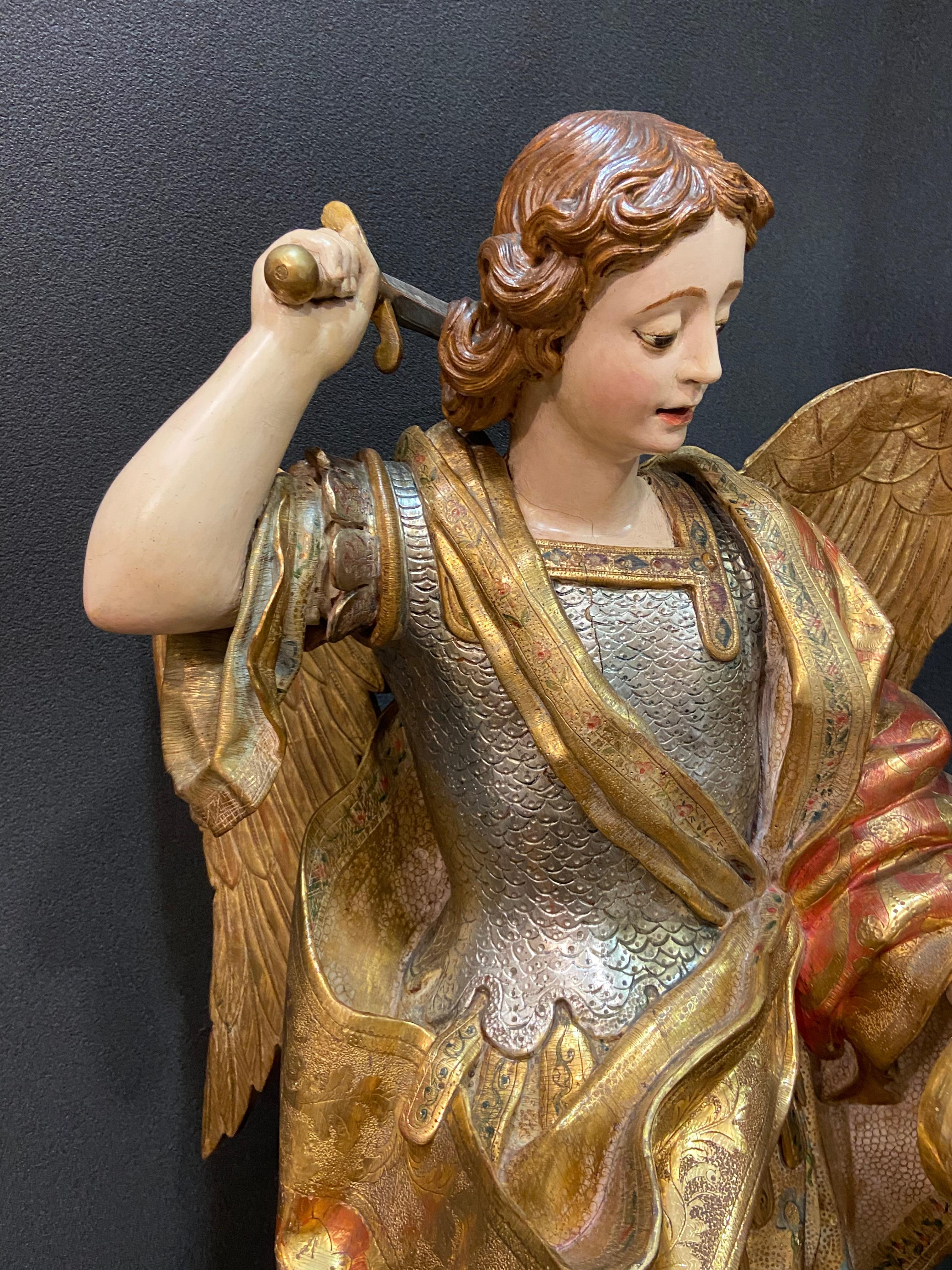 17th  Spanische Skulptur aus vergoldetem Holz und Silber Saint Michel, Kastilien 4