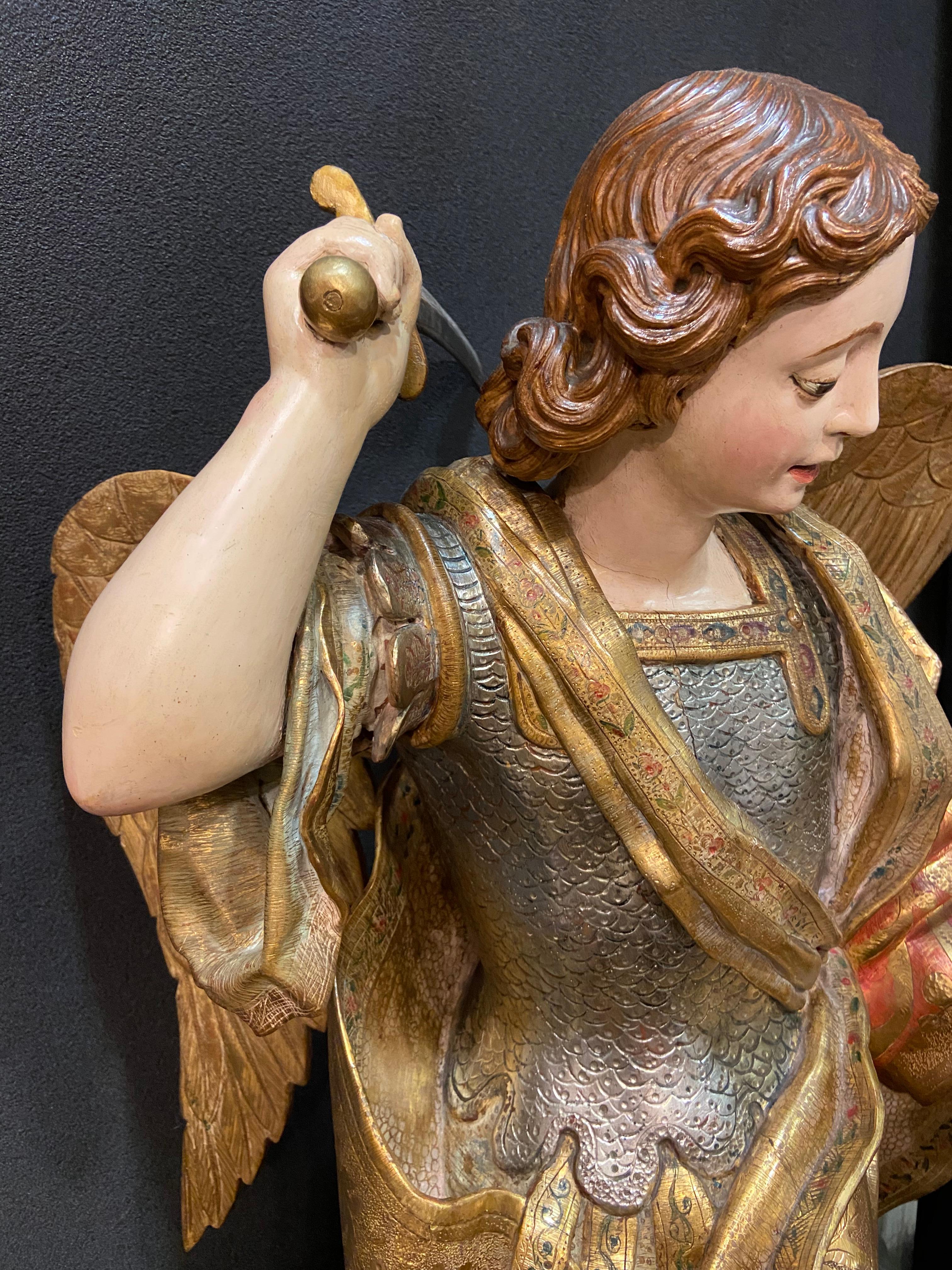 17th  Sculpture espagnole en bois sculpté et doré Saint Michel, Castilla en vente 7