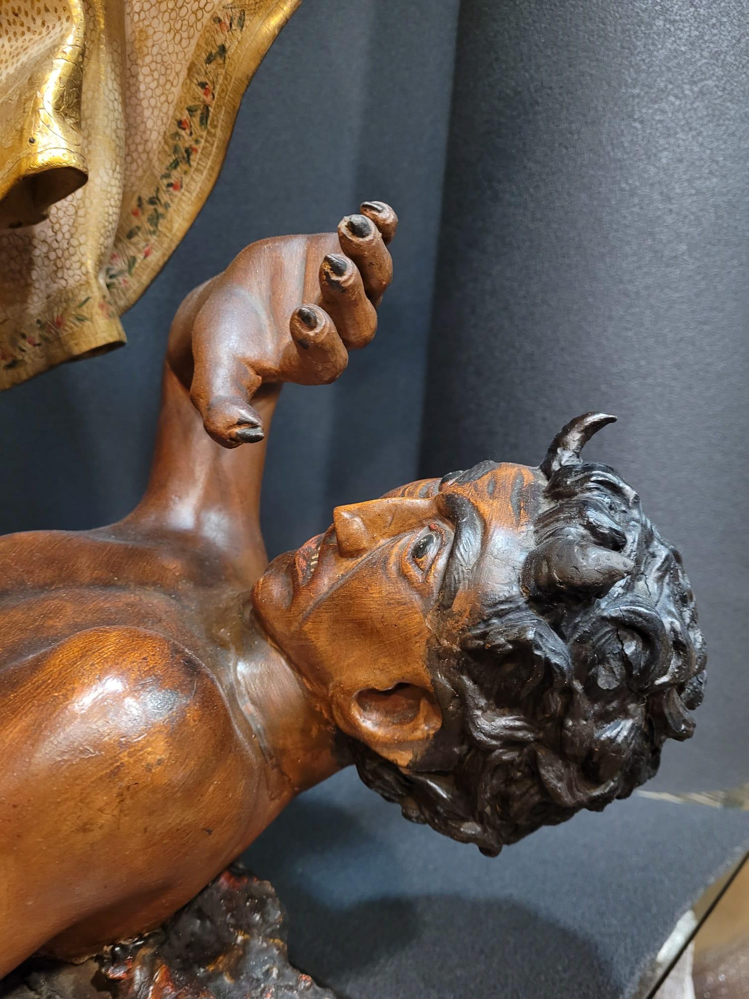 17th  Sculpture espagnole en bois sculpté et doré Saint Michel, Castilla en vente 8