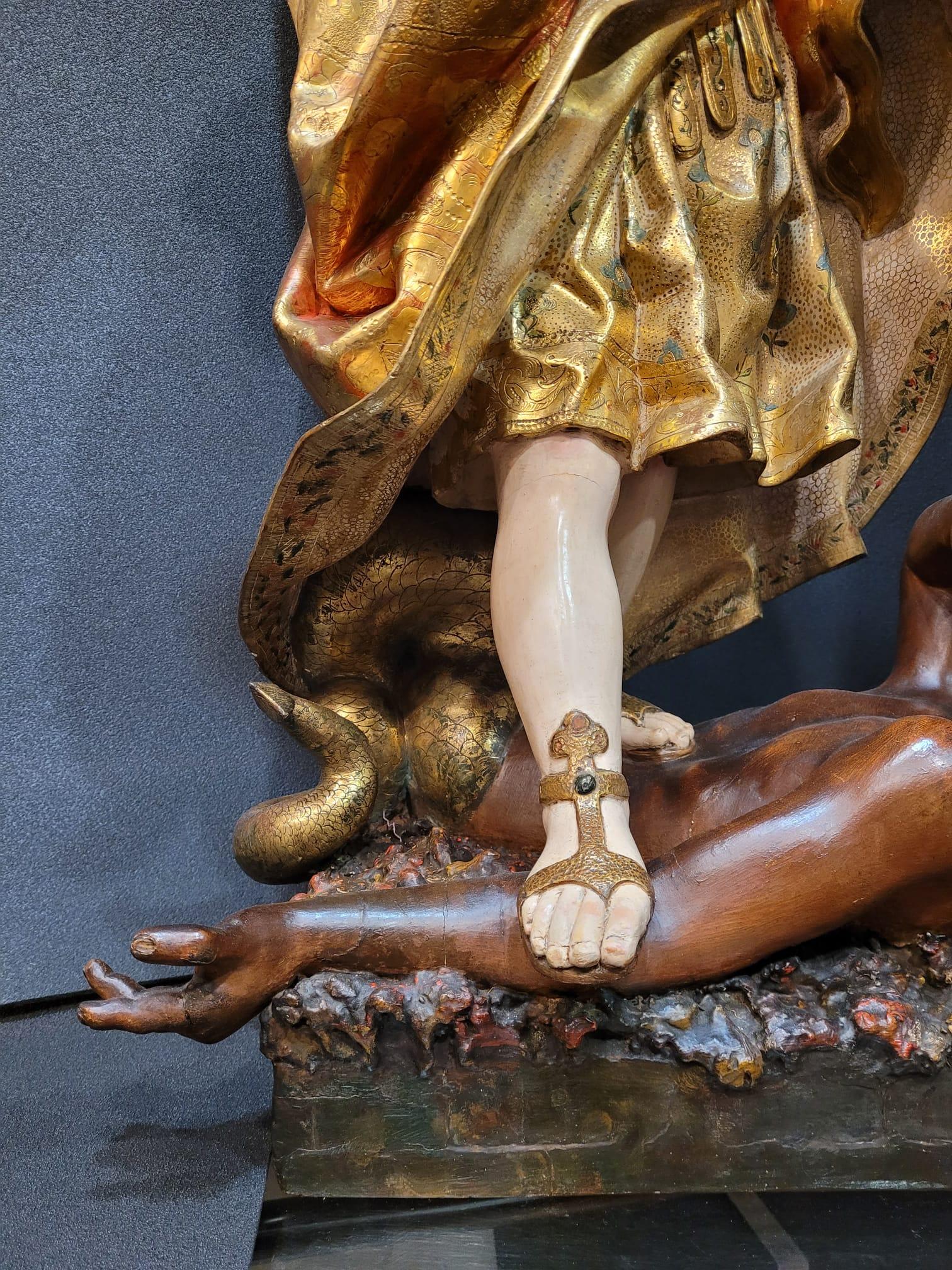 17th  Sculpture espagnole en bois sculpté et doré Saint Michel, Castilla en vente 9