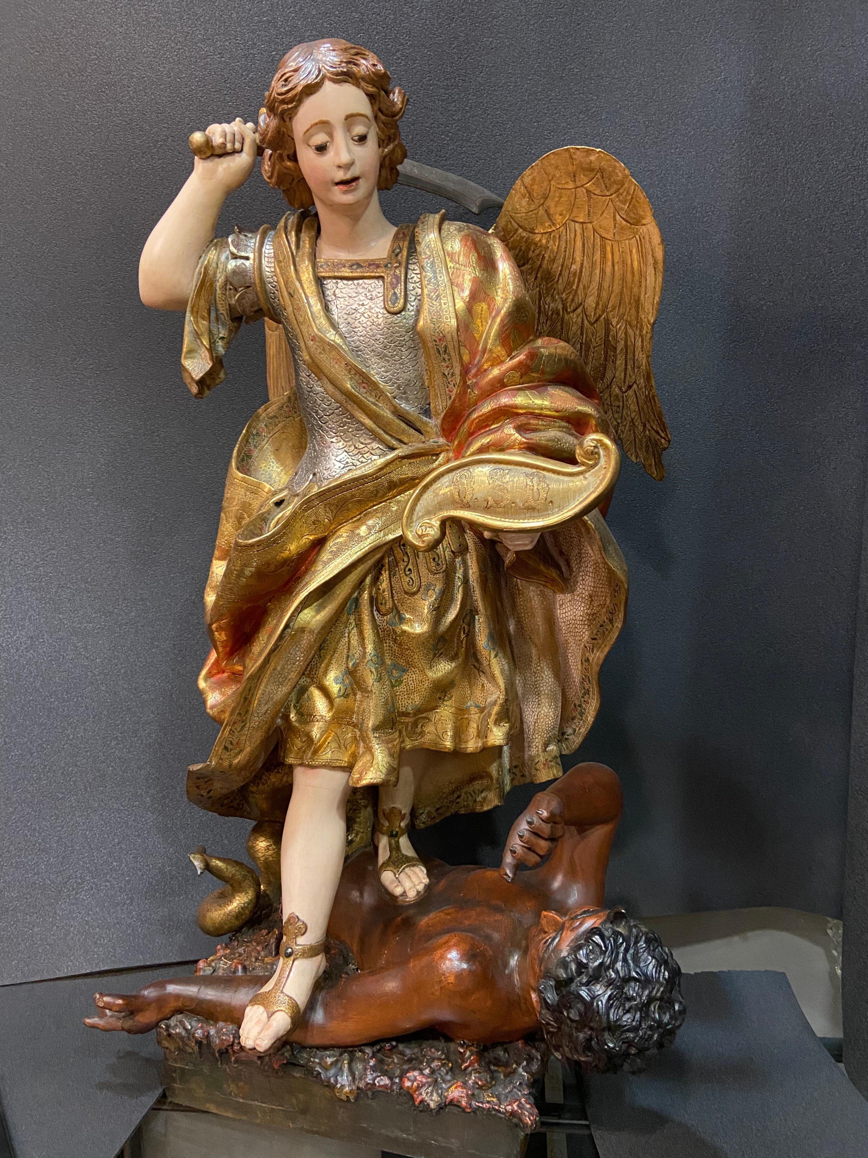 17th  Spanische Skulptur aus vergoldetem Holz und Silber Saint Michel, Kastilien (Handgeschnitzt)