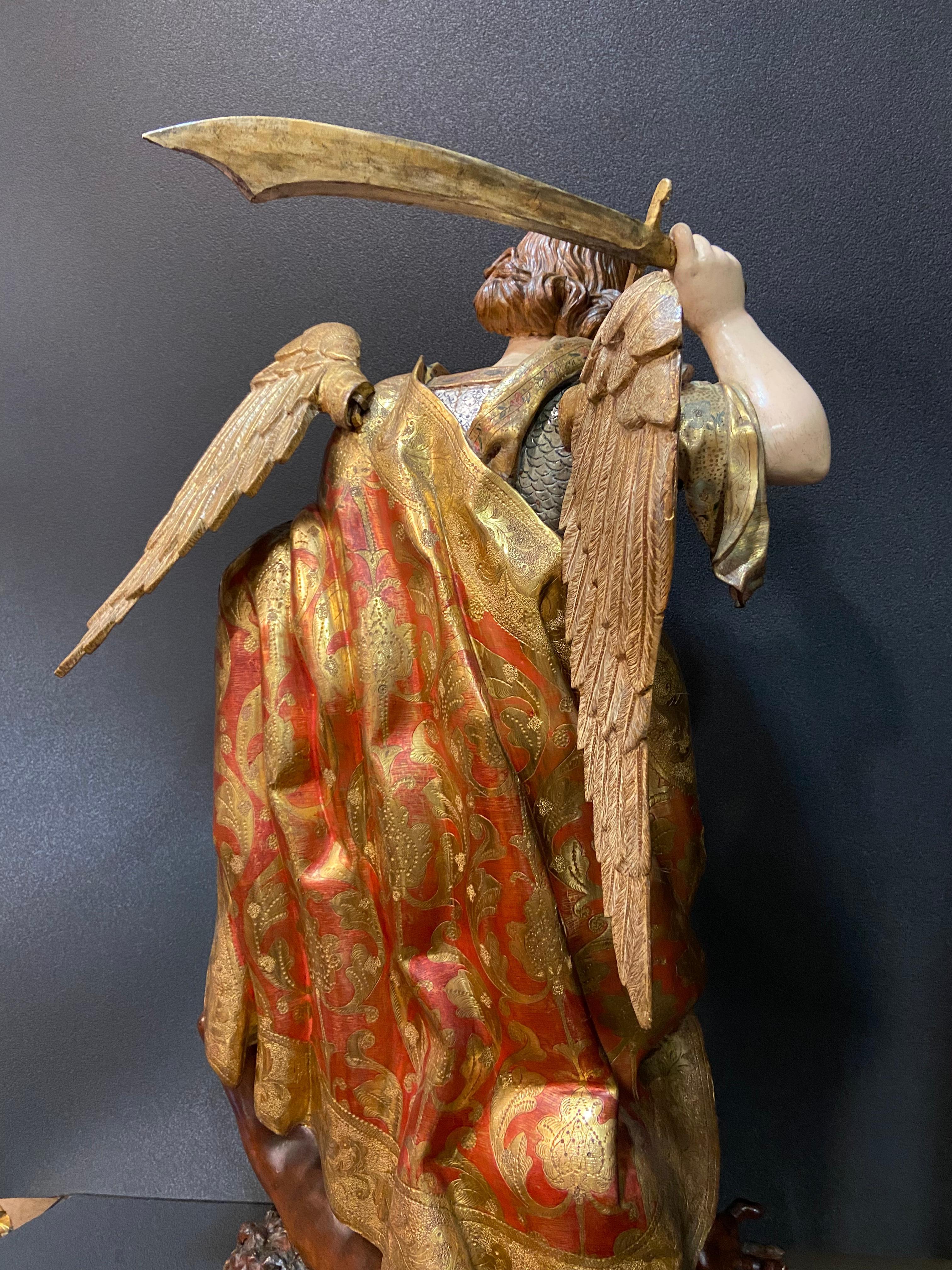 Fin du XVIIe siècle 17th  Sculpture espagnole en bois sculpté et doré Saint Michel, Castilla en vente