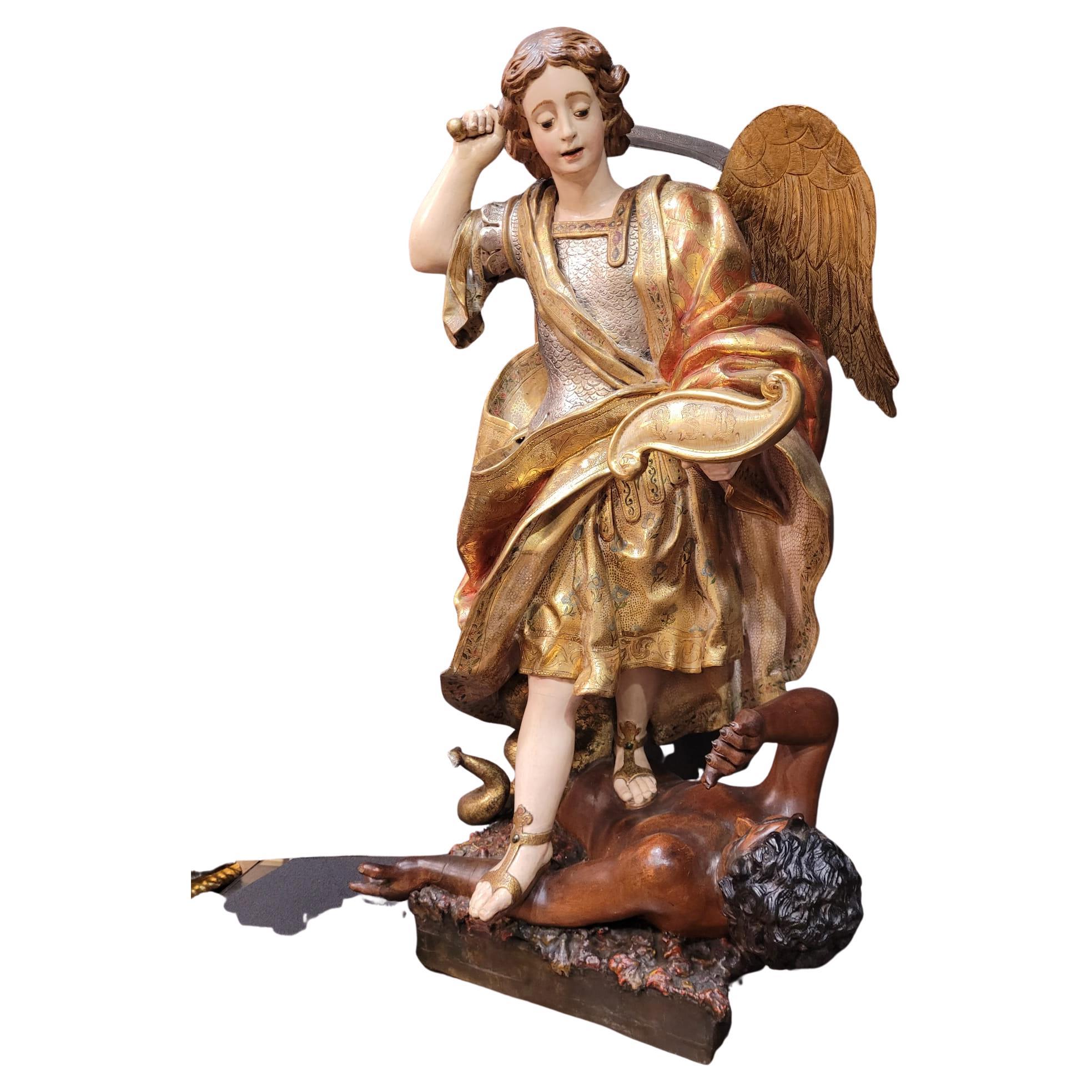 17th  Sculpture espagnole en bois sculpté et doré Saint Michel, Castilla en vente