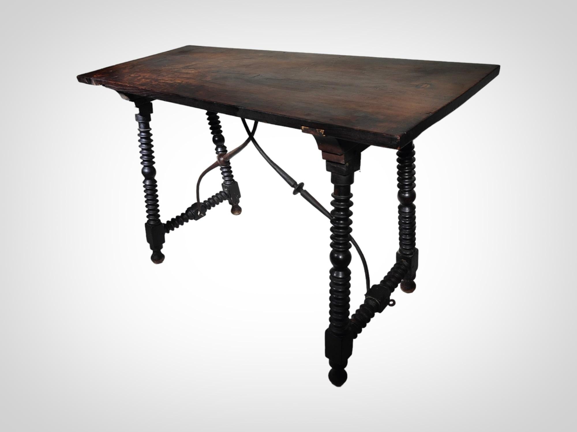 17th Century Spanish Table In Good Condition For Sale In Madrid, ES