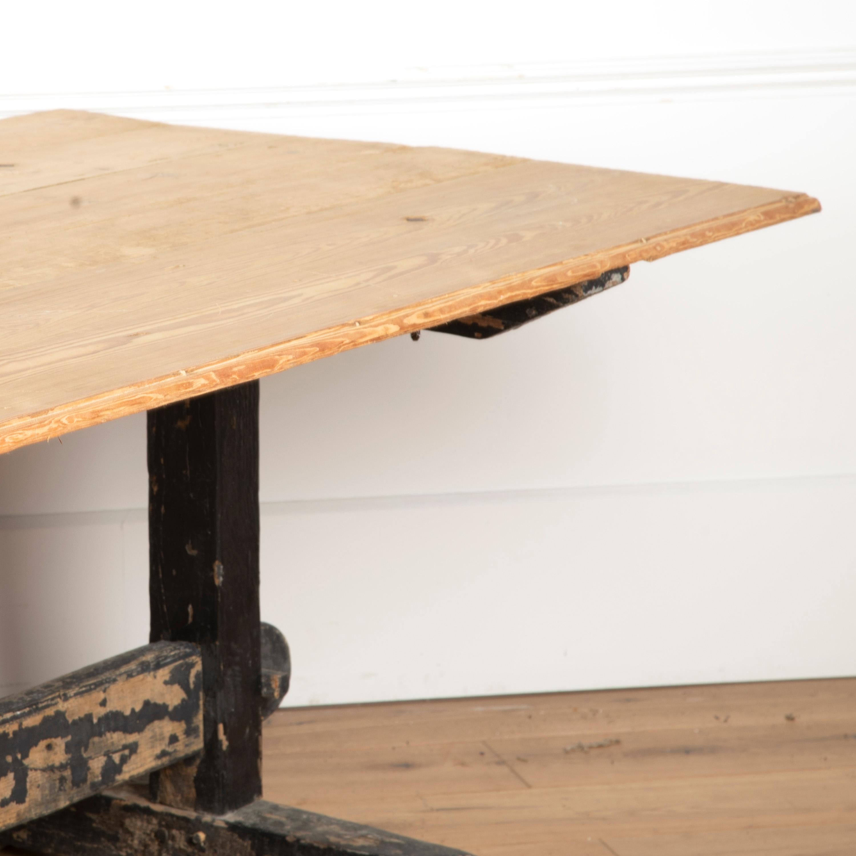 Rustique Table espagnole du 17e siècle en vente
