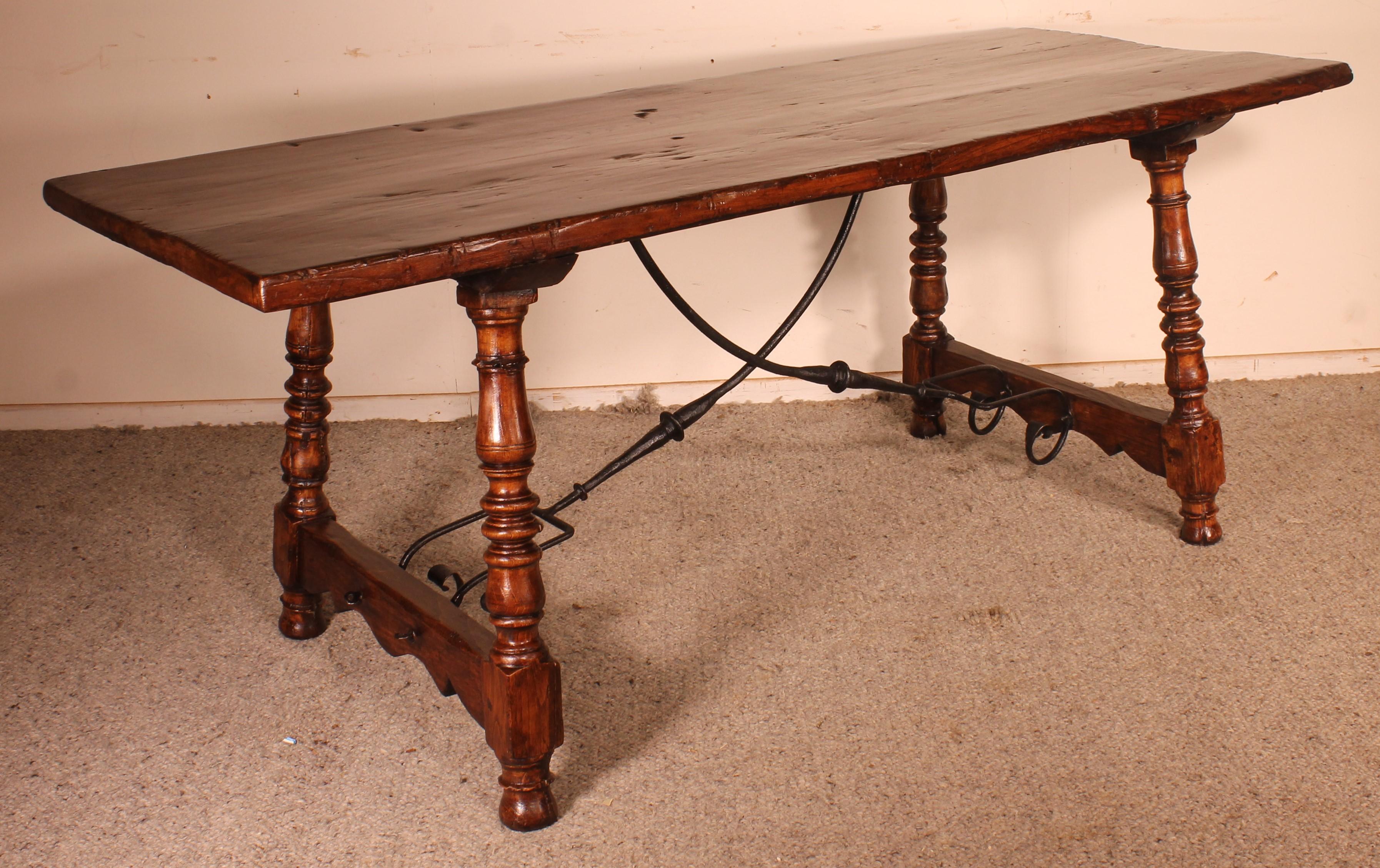 17th Century Spanish Table in Oak and Chestnut For Sale 6