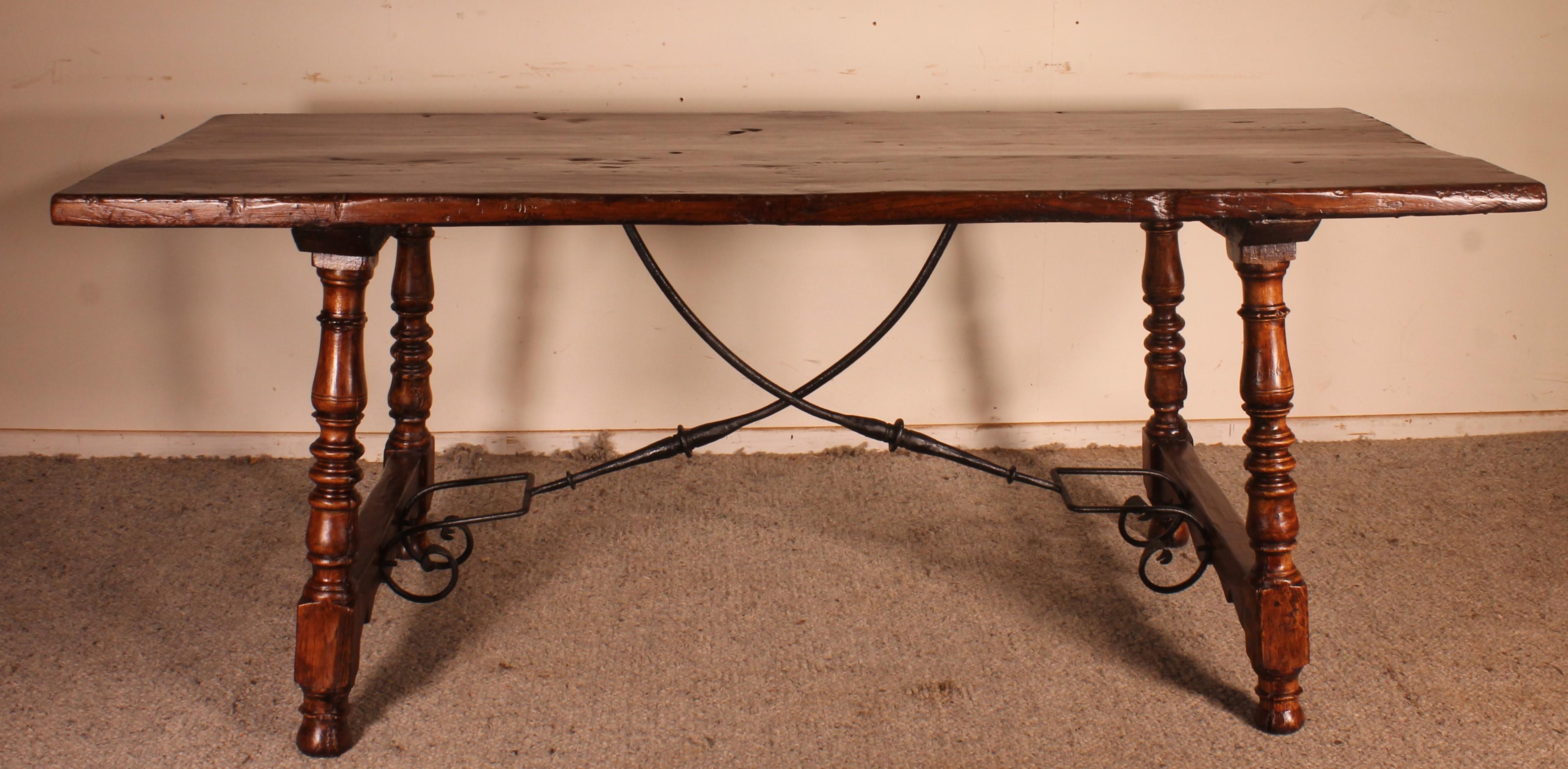 17th Century Spanish Table in Oak and Chestnut For Sale 7