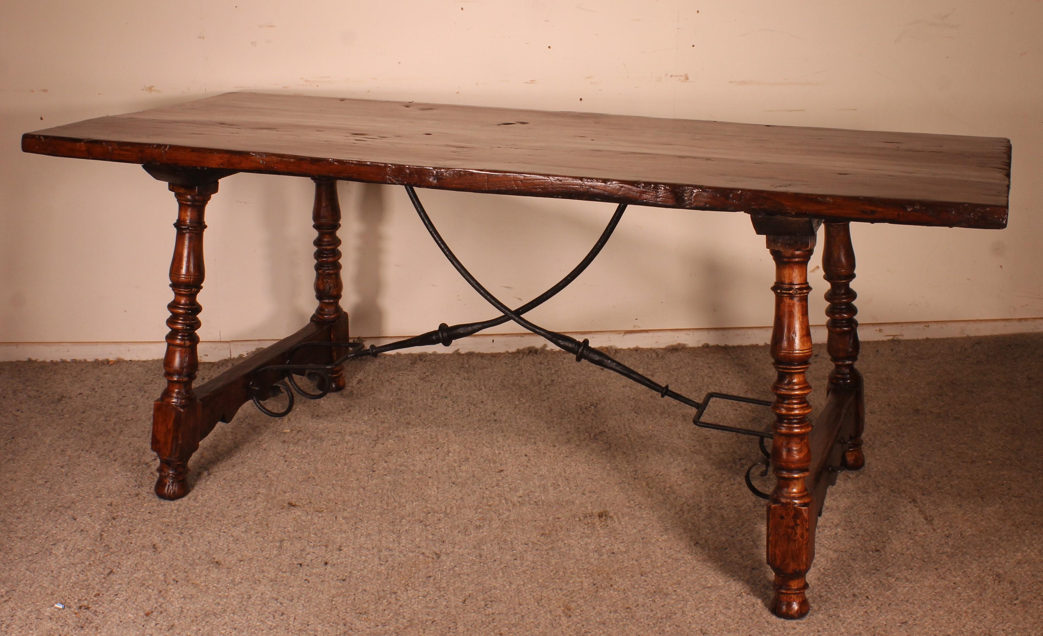 17th Century Spanish Table in Oak and Chestnut For Sale 8