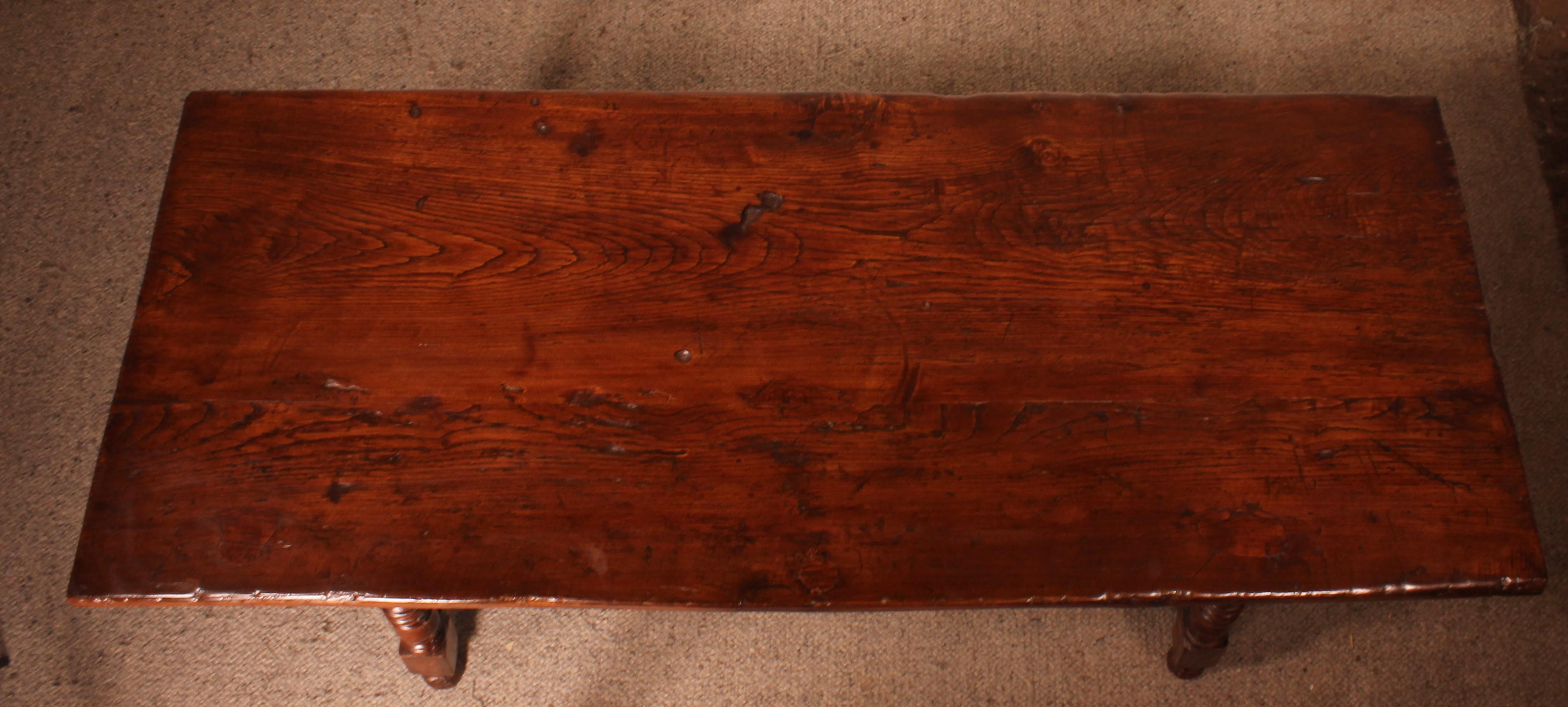 17th Century Spanish Table in Oak and Chestnut For Sale 9