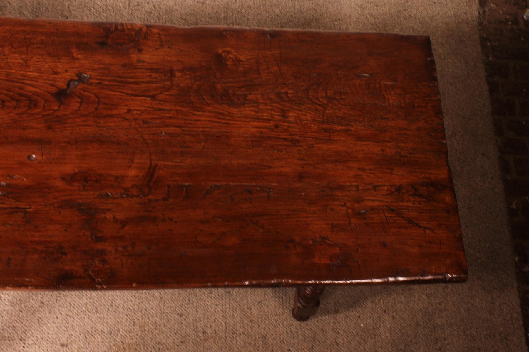 17th Century Spanish Table in Oak and Chestnut For Sale 10