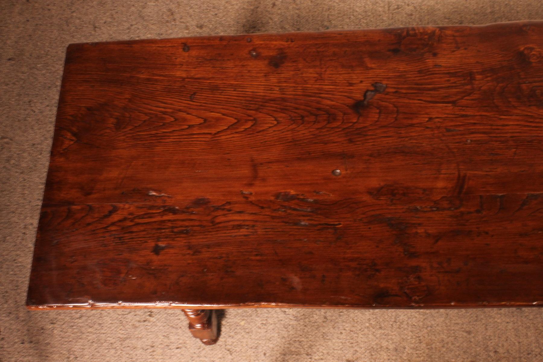 17th Century Spanish Table in Oak and Chestnut For Sale 11