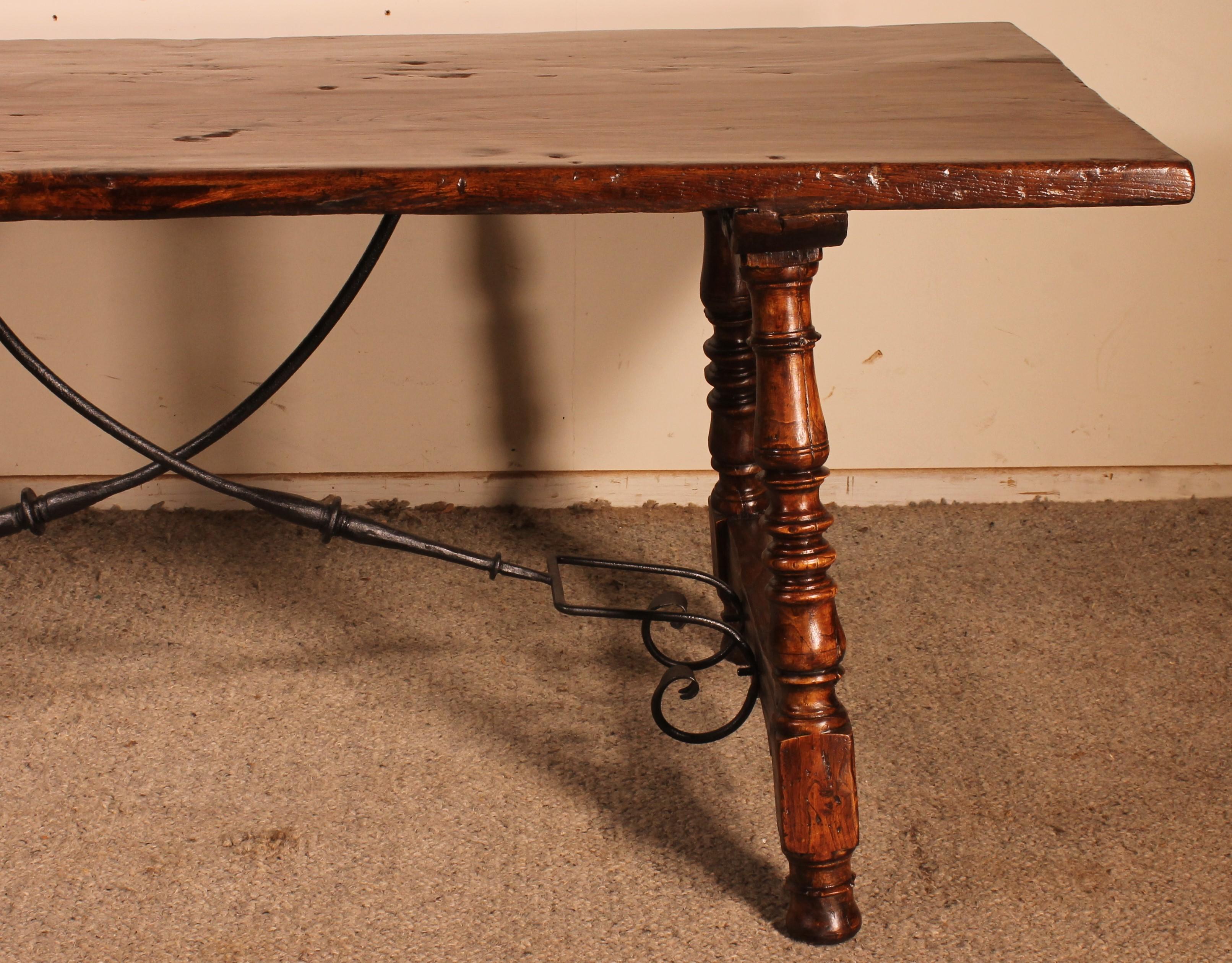 Renaissance 17th Century Spanish Table in Oak and Chestnut For Sale