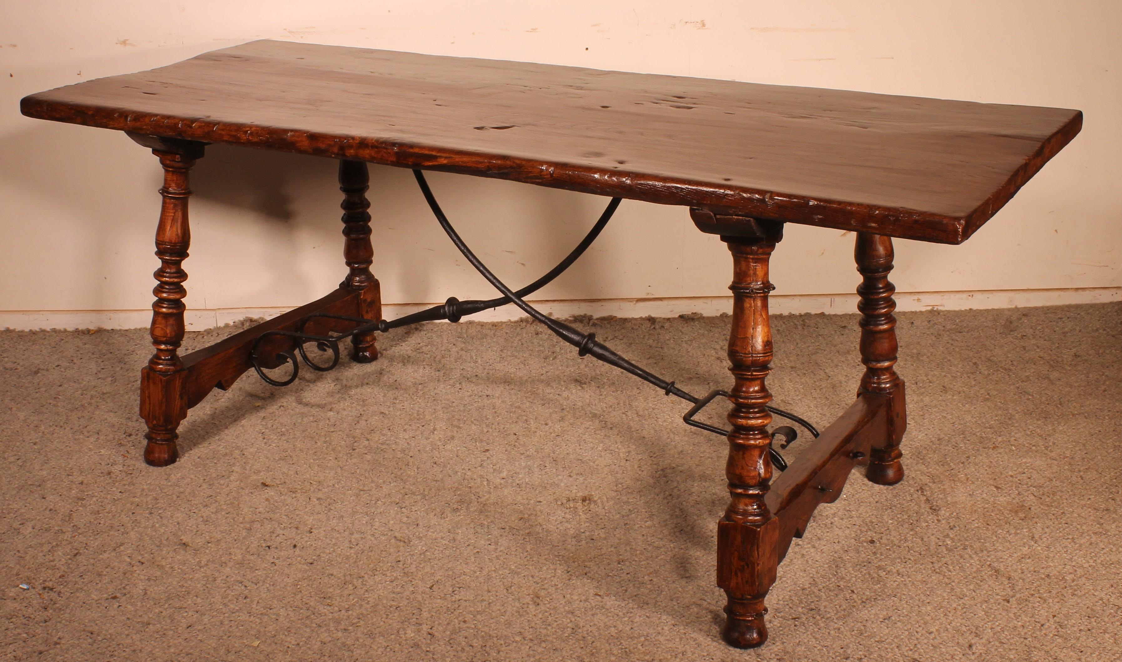 17th Century Spanish Table in Oak and Chestnut For Sale 3