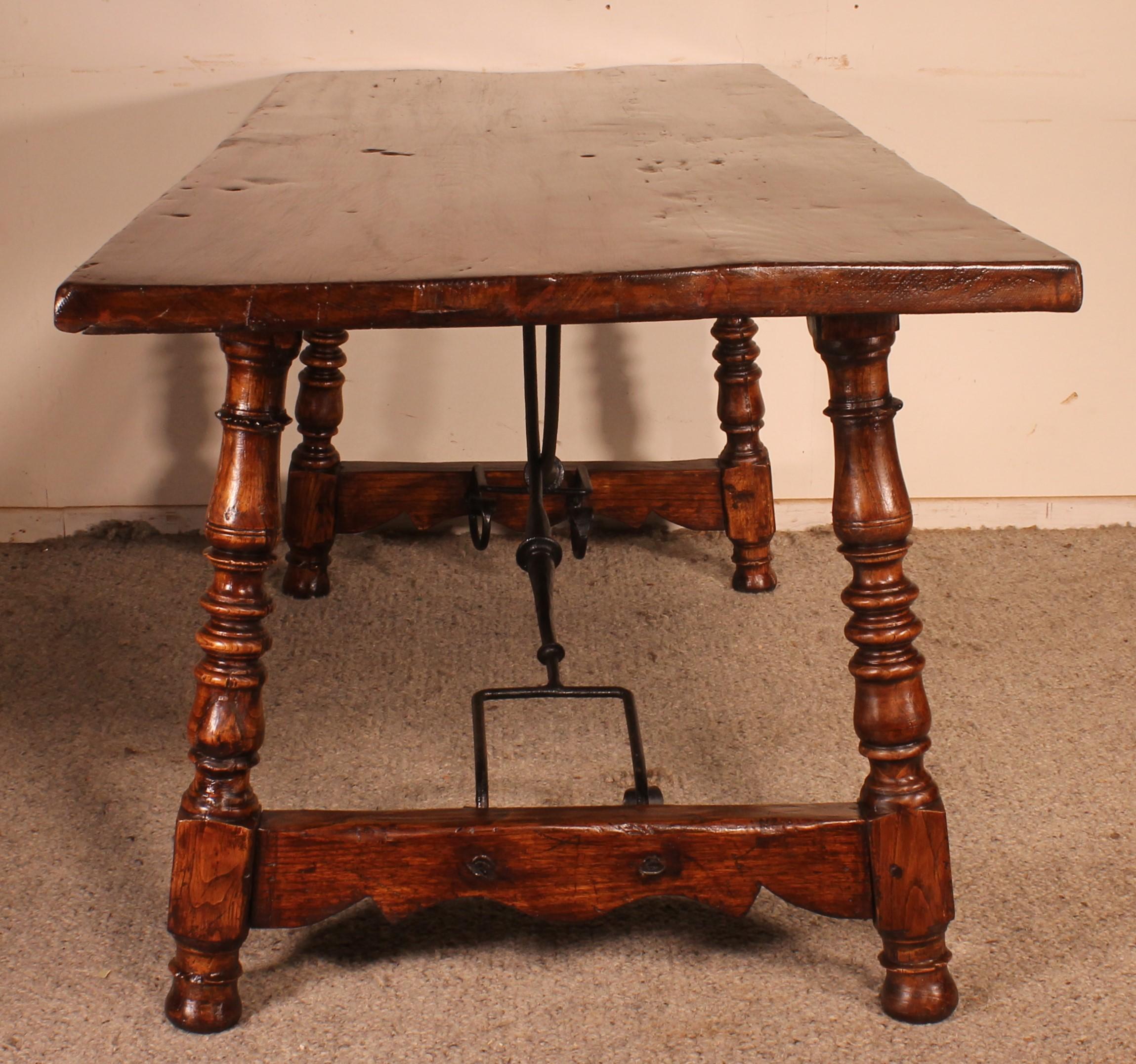 17th Century Spanish Table in Oak and Chestnut For Sale 4