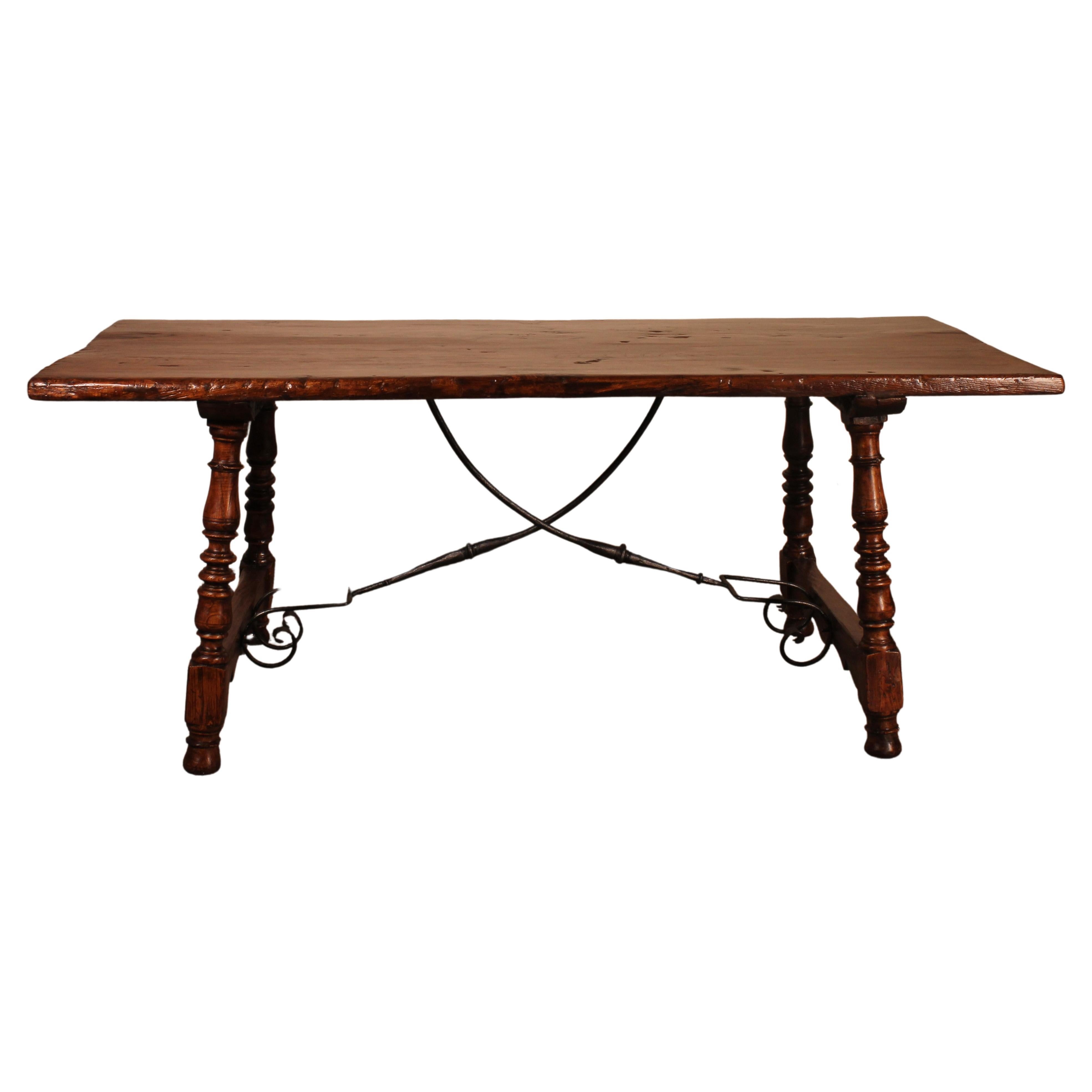 17th Century Spanish Table in Oak and Chestnut For Sale