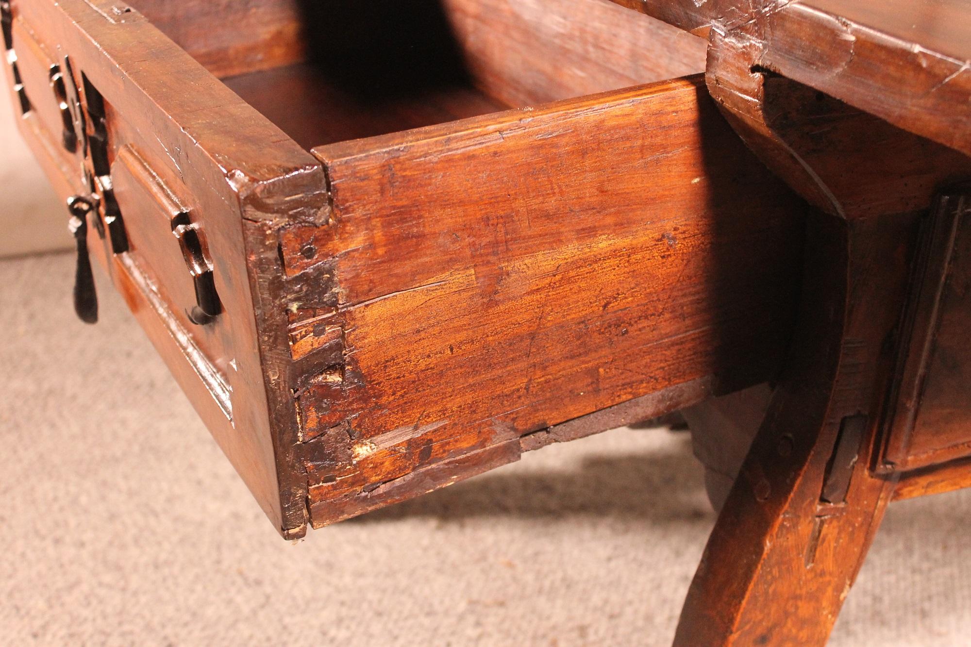 17th Century Spanish Table in Walnut For Sale 5