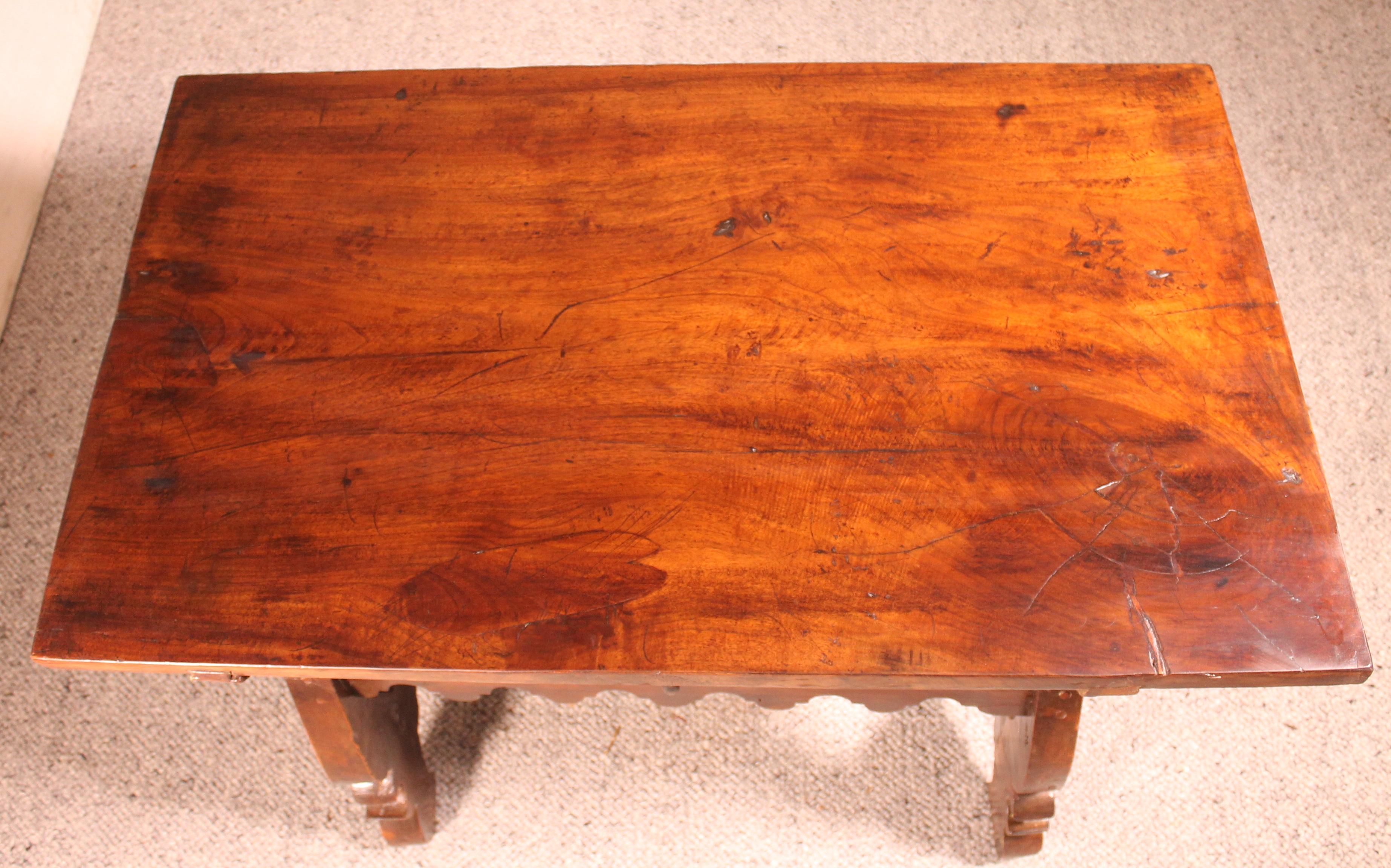 17th Century Spanish Table in Walnut For Sale 6