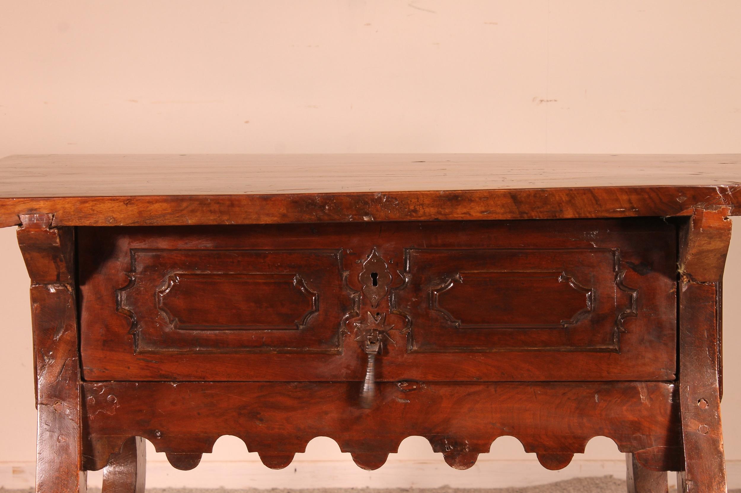 superb table or consolde in walnut of the Spanish renaissance with a drawer in its center of the 17th century

Original irons and lock
very nice work on the drawer

Superb patina and in very good condition
restoration of use
to note: a piece