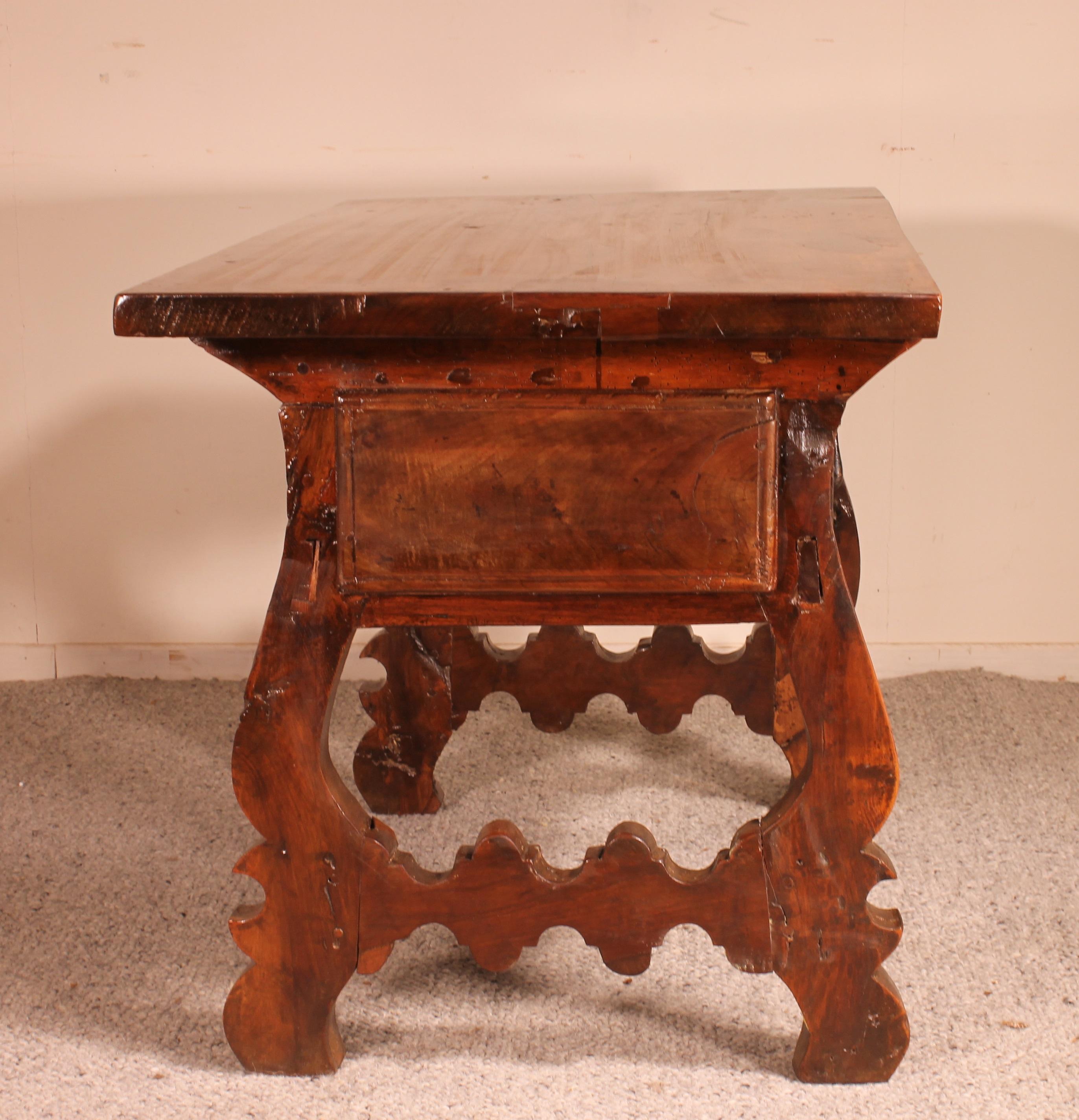 17th Century Spanish Table in Walnut In Fair Condition For Sale In Brussels, Brussels
